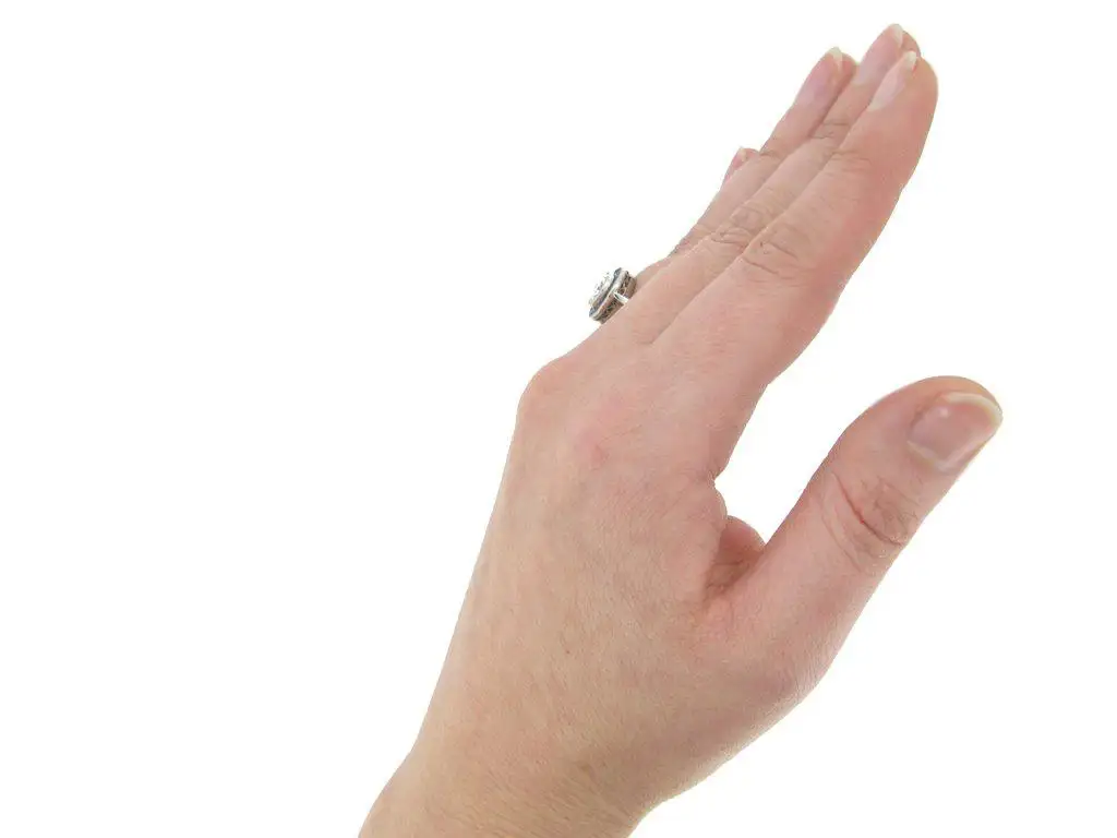 1915-english-sapphire-Diamond-platinum-target-ring-3.webp