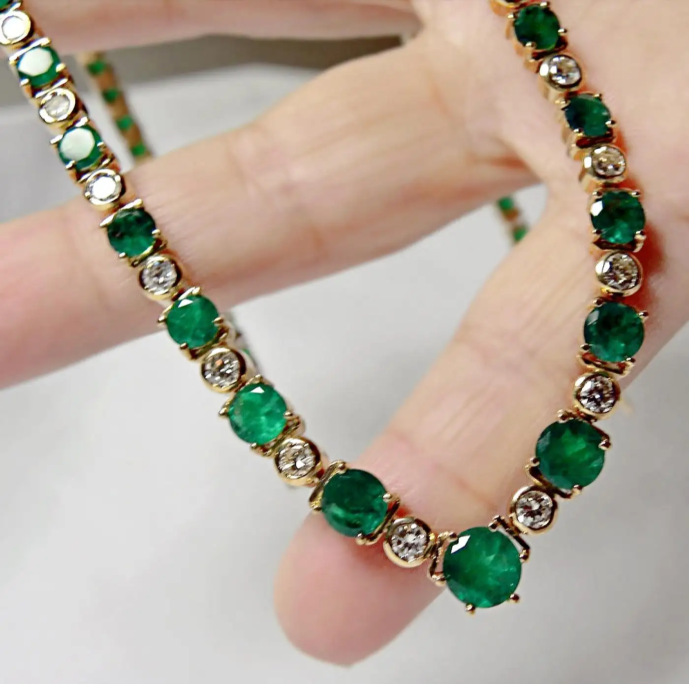 22.00-Carat-AAA-Colombian-Emerald-Diamond-Necklace-18-Karat-Yellow-Gold-3.webp