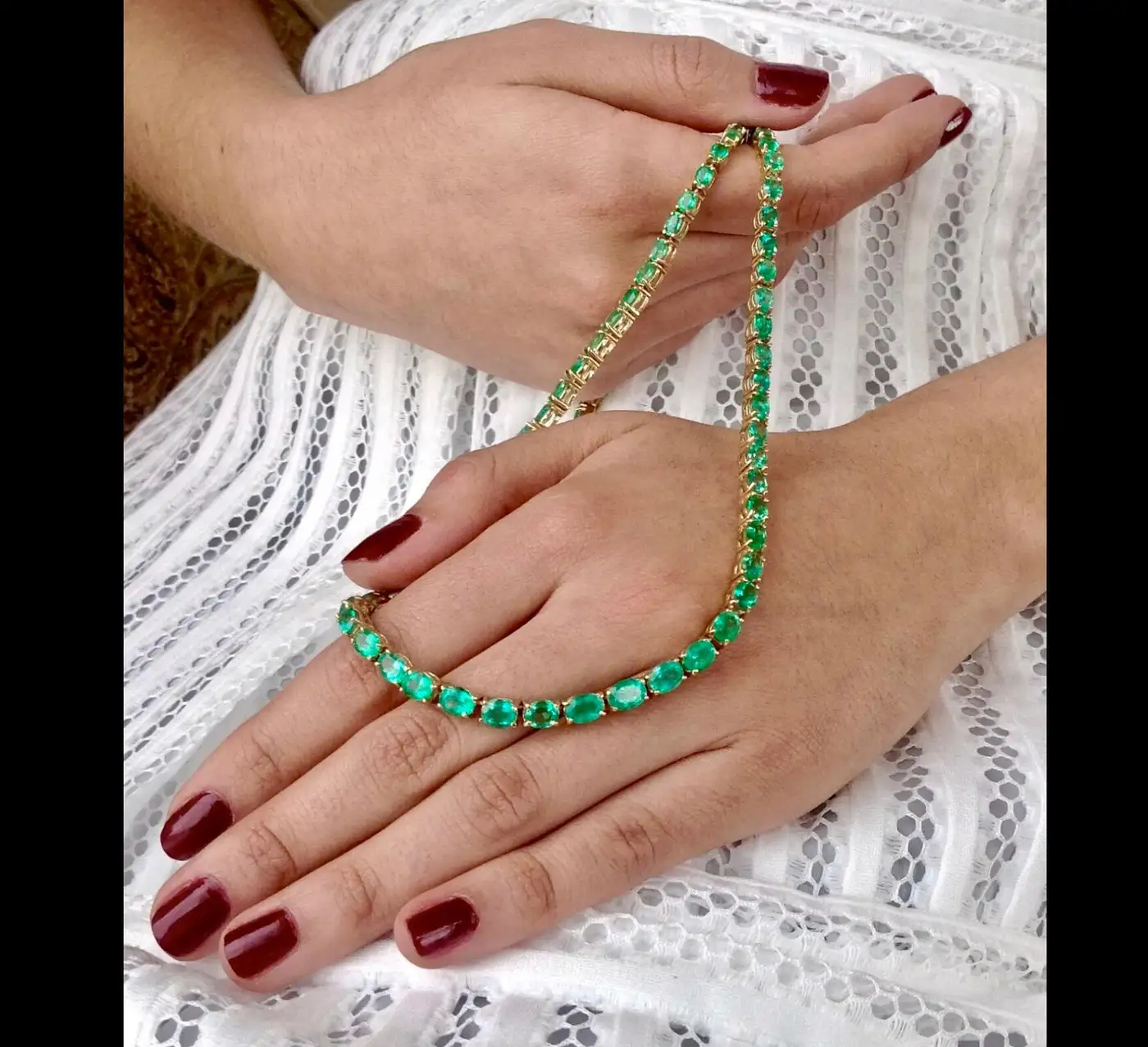 25-Carat-Natural-Oval-Colombian-Emerald-Necklace-18-Karat-Yellow-Gold-2.webp