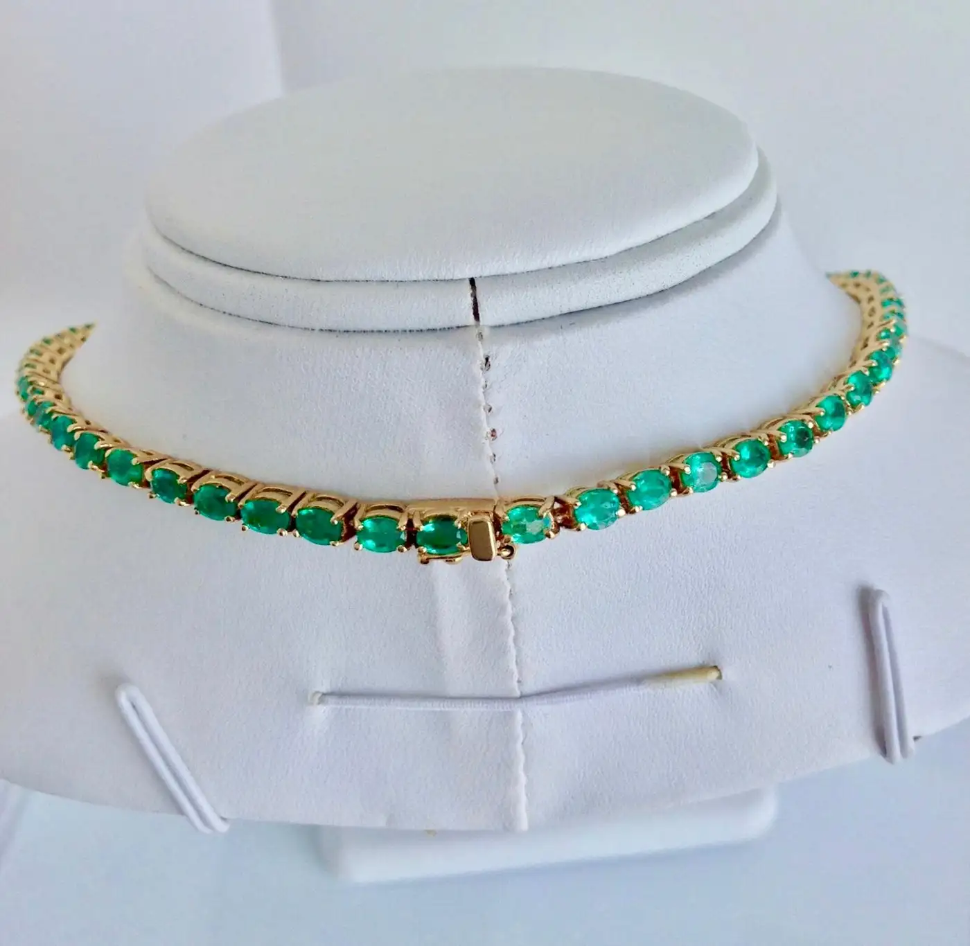 25-Carat-Natural-Oval-Colombian-Emerald-Necklace-18-Karat-Yellow-Gold-3.webp