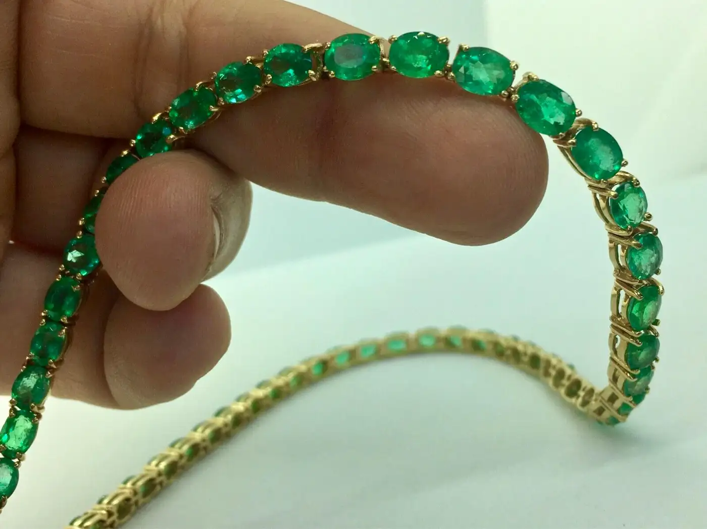 25-Carat-Natural-Oval-Colombian-Emerald-Necklace-18-Karat-Yellow-Gold-5.webp