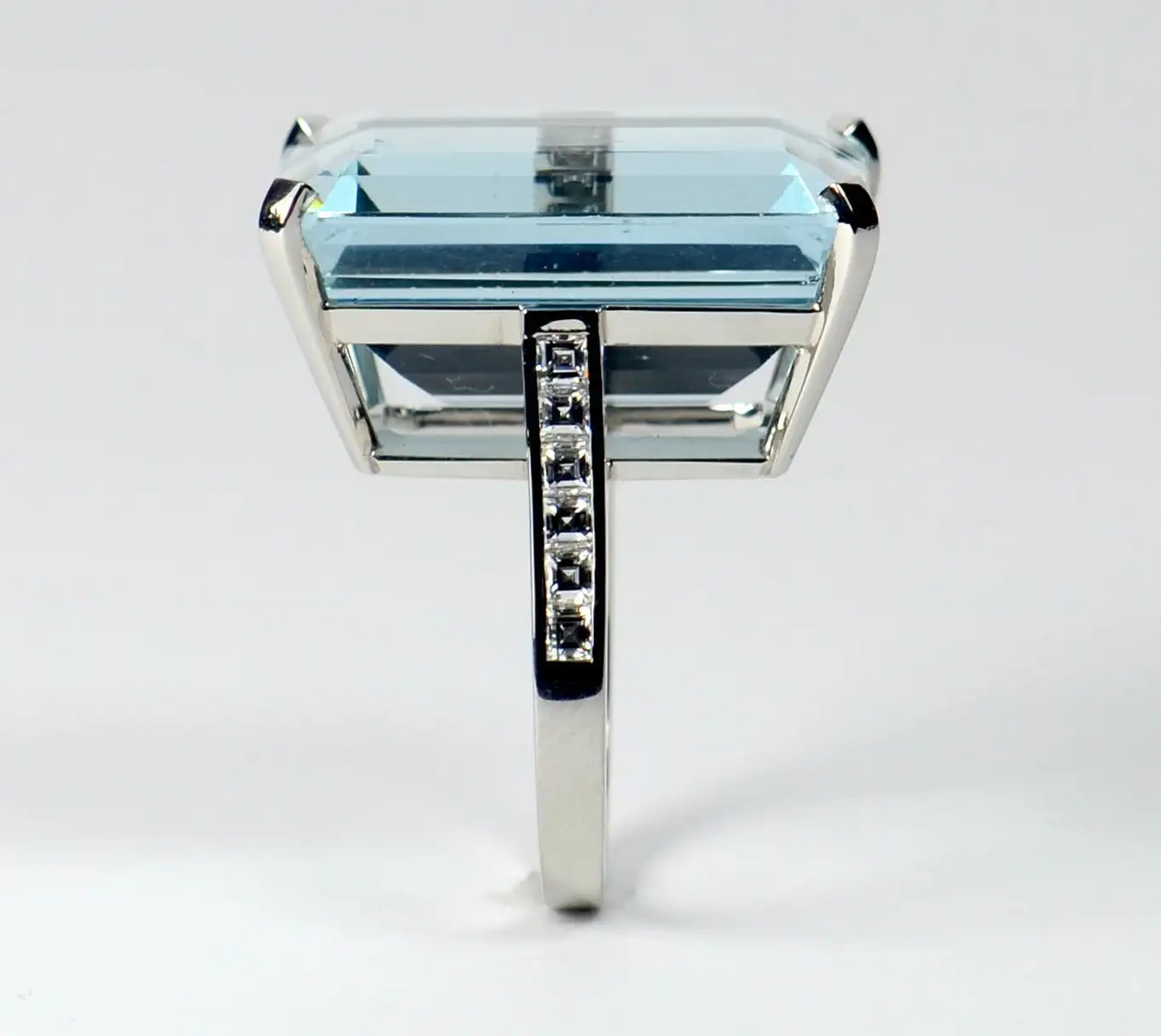 32.70-Carat-Aquamarine-and-Diamond-Cocktail-Ring-11.webp