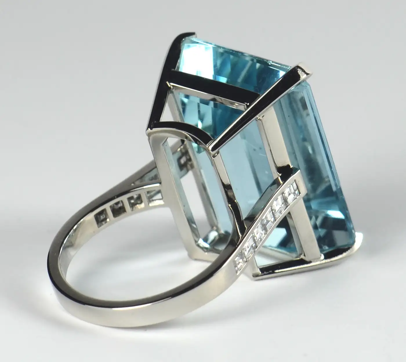 32.70-Carat-Aquamarine-and-Diamond-Cocktail-Ring-8.webp