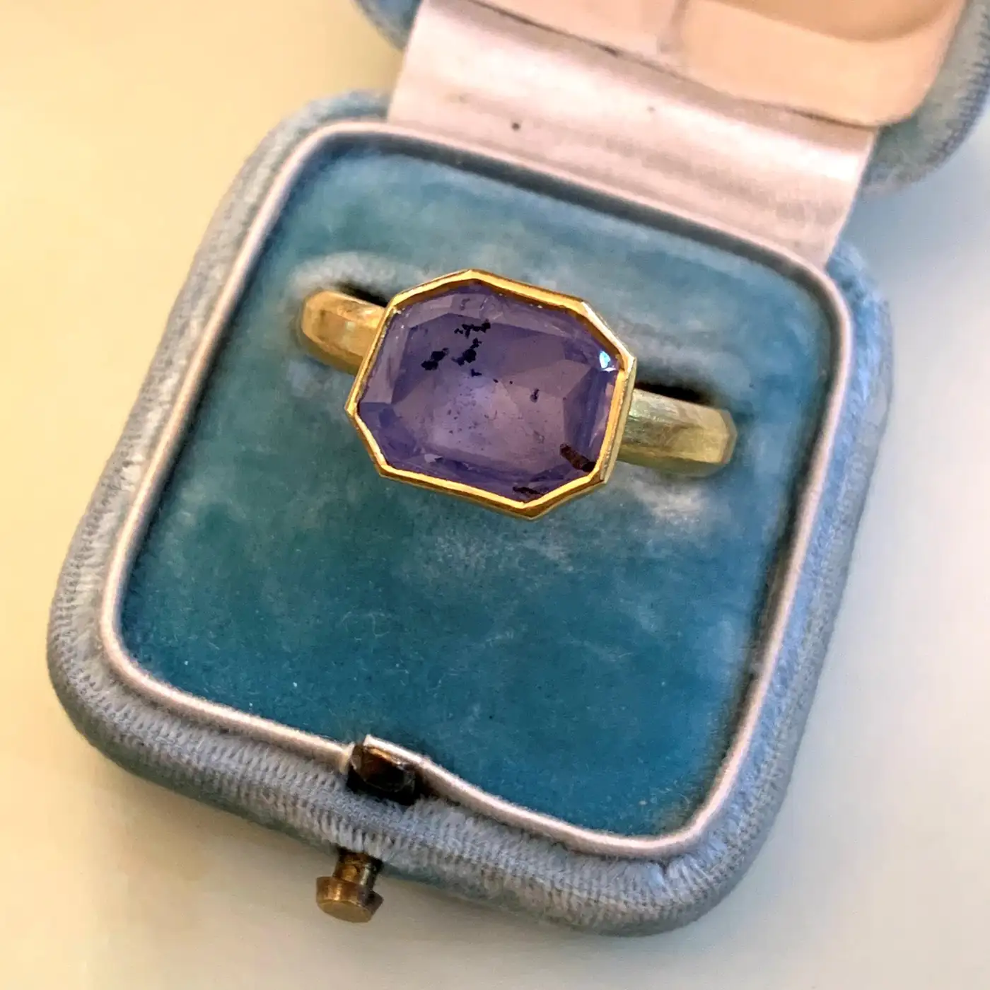 Antique-17th-century-AD-Post-Mediaeval-sapphire-gold-ring-4.webp