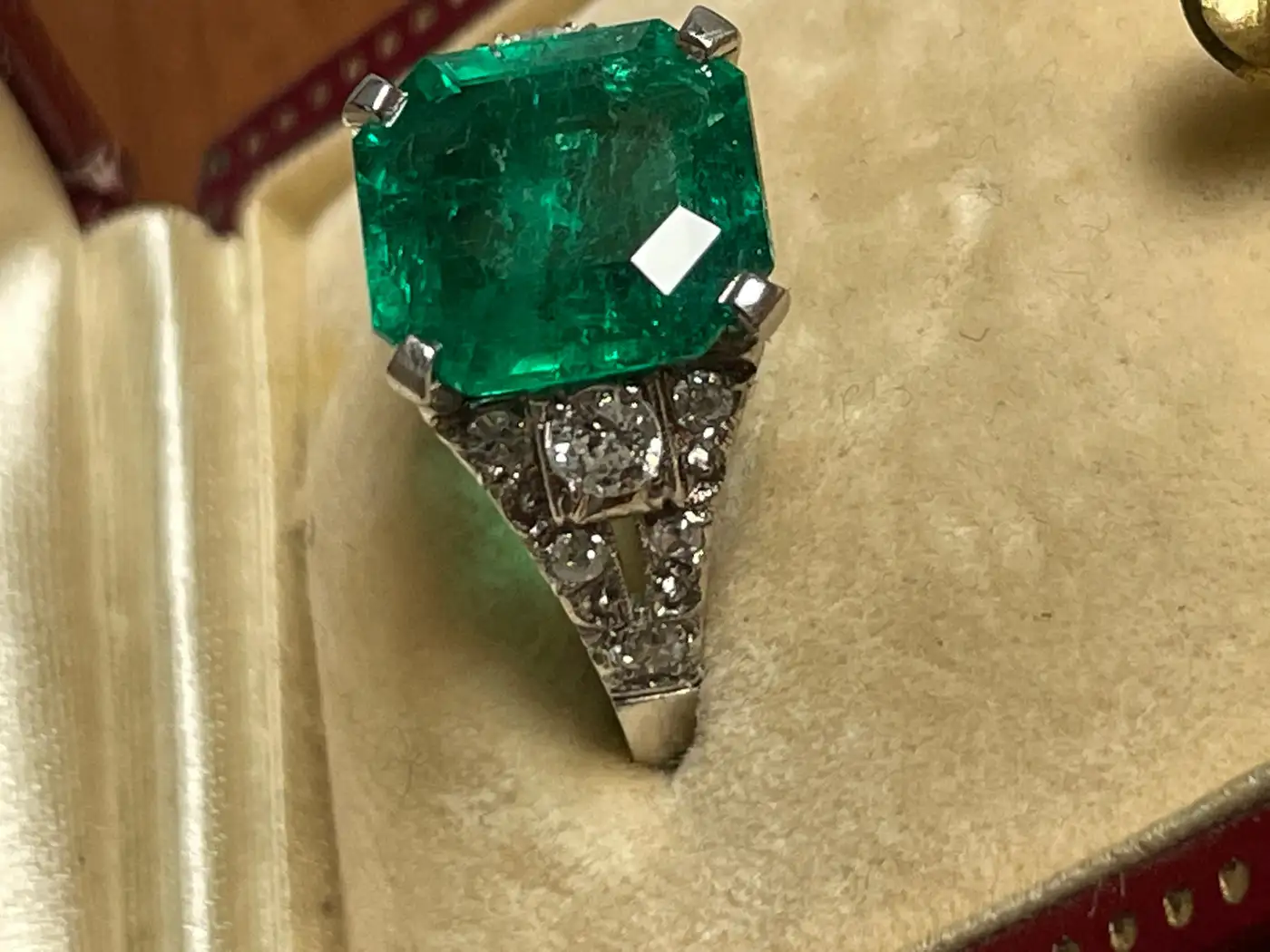 Art-Deco-4.03-Colombia-Minor-Oil-Emerald-Ring-5.webp