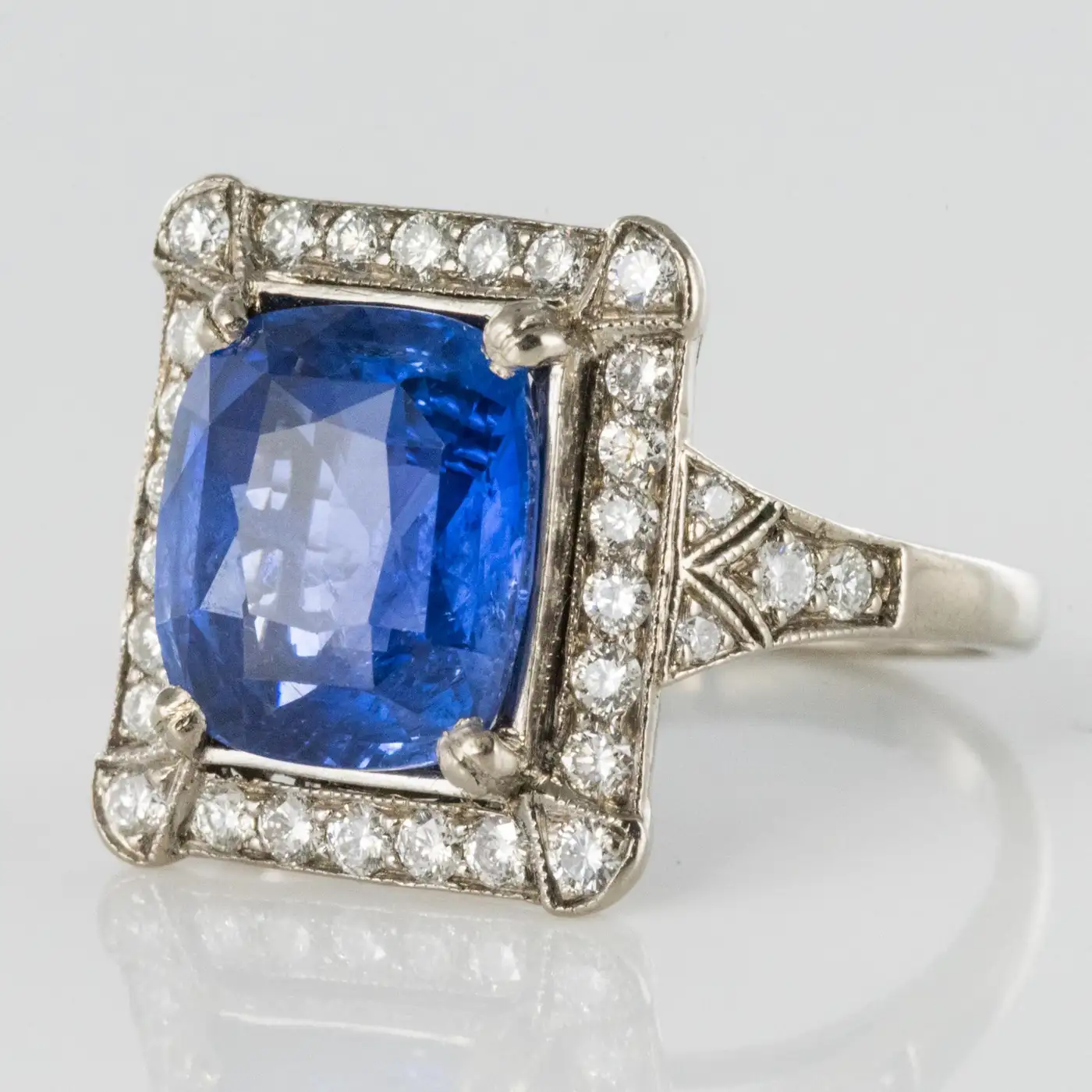 Art-Deco-Style-French-5-Carat-Ceylon-Sapphire-Diamond-18-Karat-White-Gold-Ring-14.webp