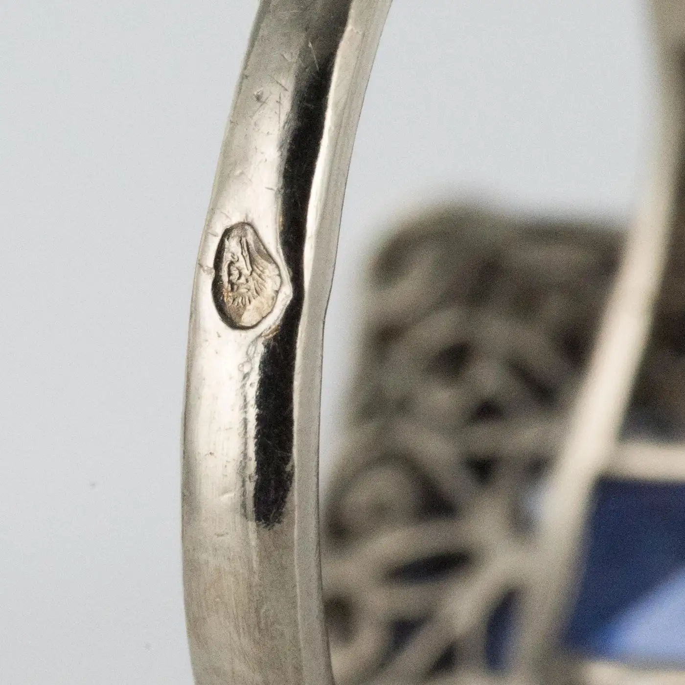 Art-Deco-Style-French-5-Carat-Ceylon-Sapphire-Diamond-18-Karat-White-Gold-Ring-15.webp