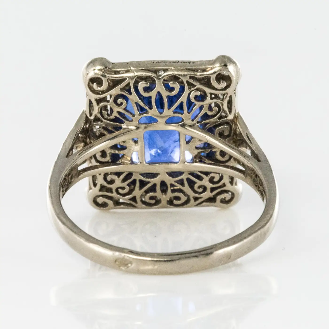 Art-Deco-Style-French-5-Carat-Ceylon-Sapphire-Diamond-18-Karat-White-Gold-Ring-16.webp