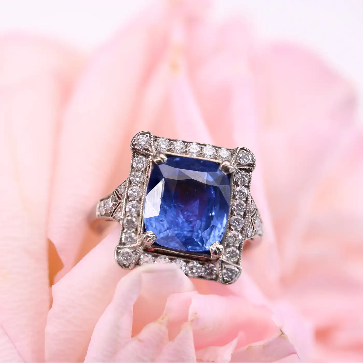 Art-Deco-Style-French-5-Carat-Ceylon-Sapphire-Diamond-18-Karat-White-Gold-Ring-3.webp