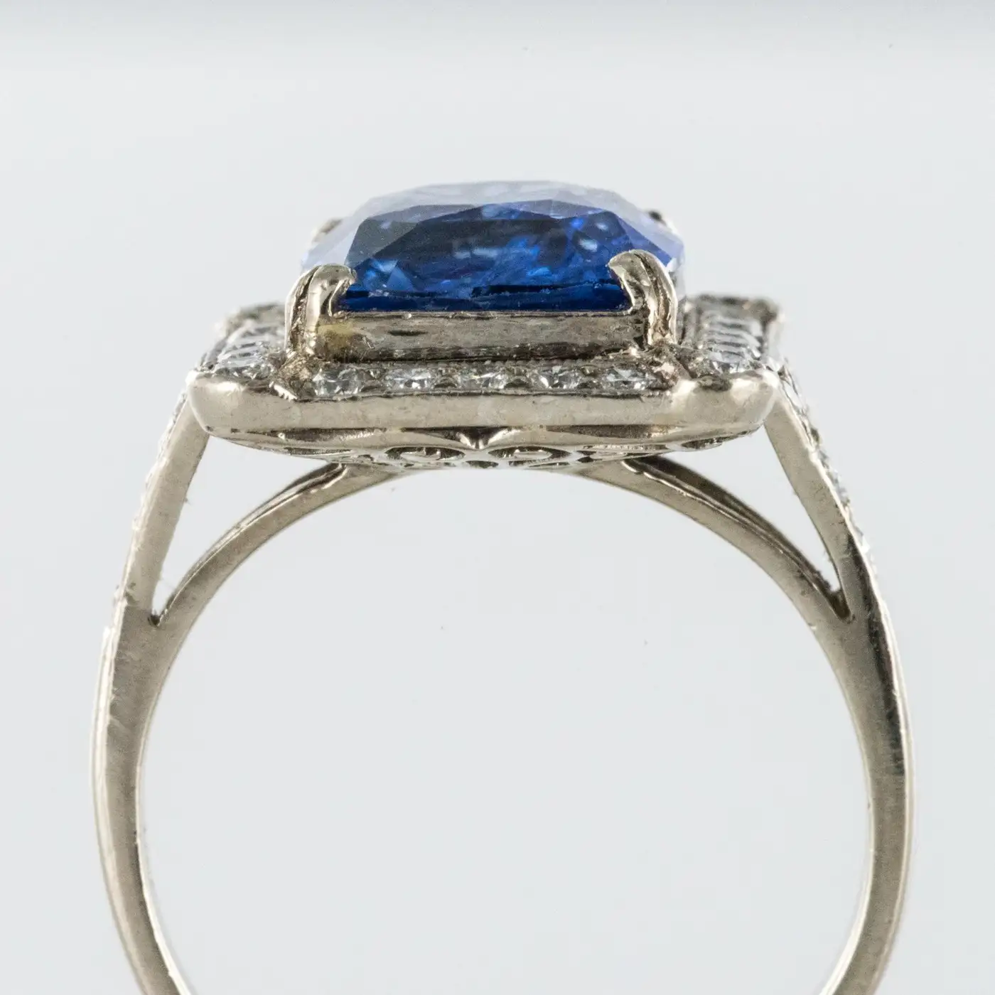 Art-Deco-Style-French-5-Carat-Ceylon-Sapphire-Diamond-18-Karat-White-Gold-Ring-4.webp