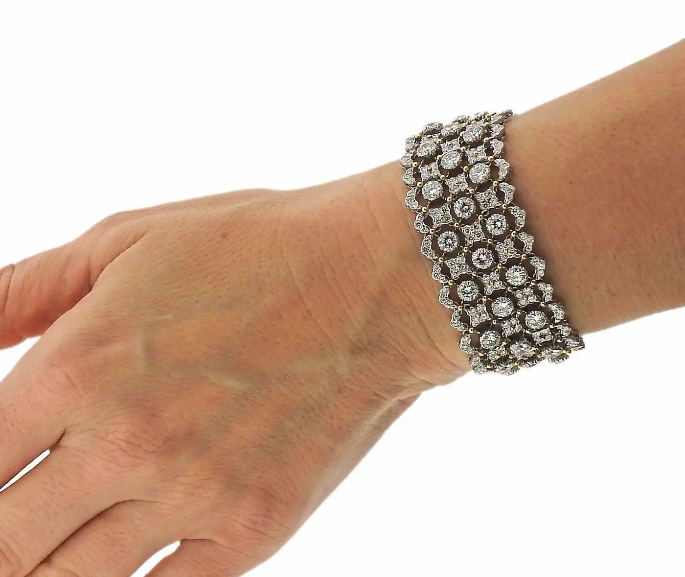 Buccellati-Important-19-Carat-Diamonds-Gold-Bracelet-4.webp