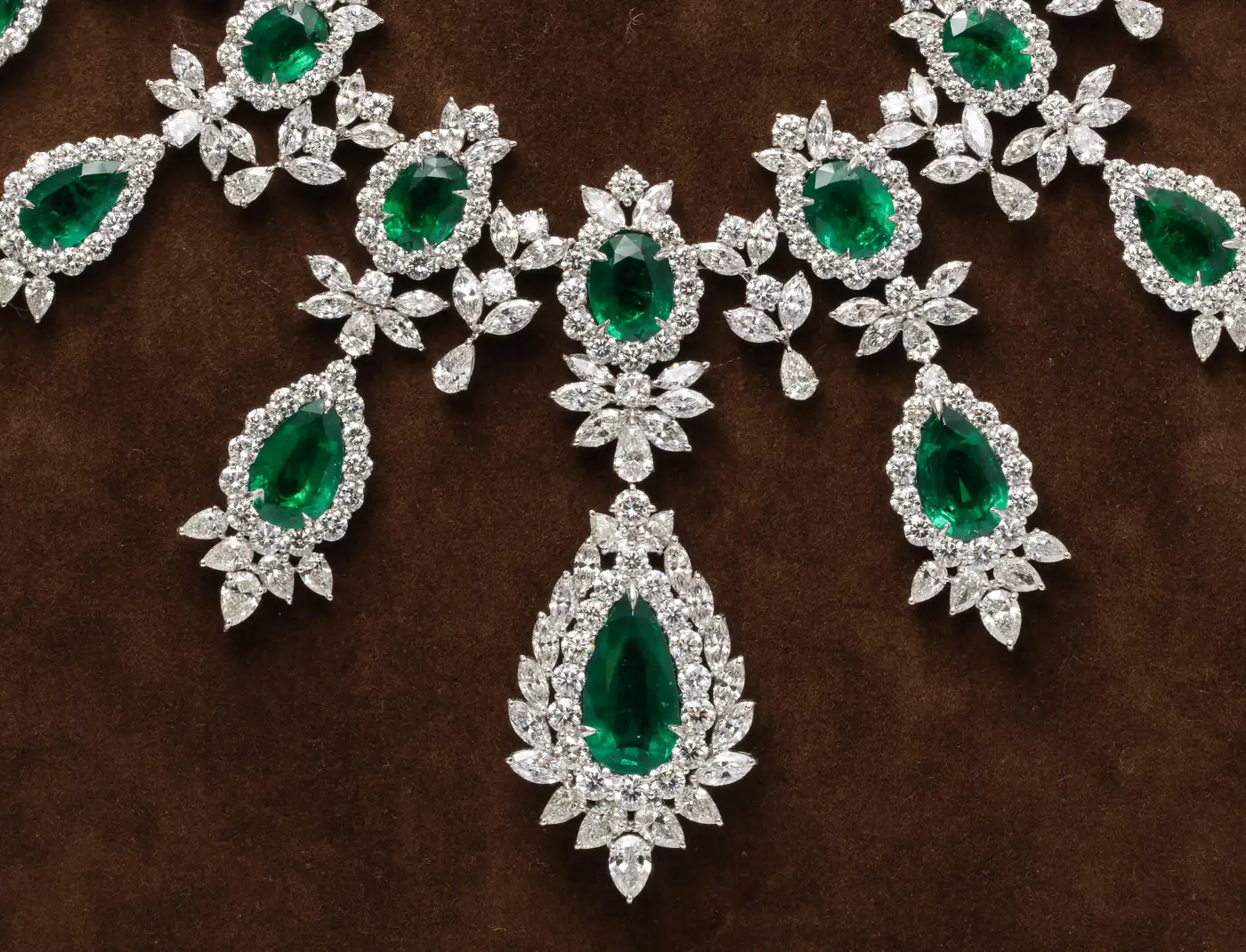 Buy-Emerald-and-Diamond-Drop-Necklace-10.webp