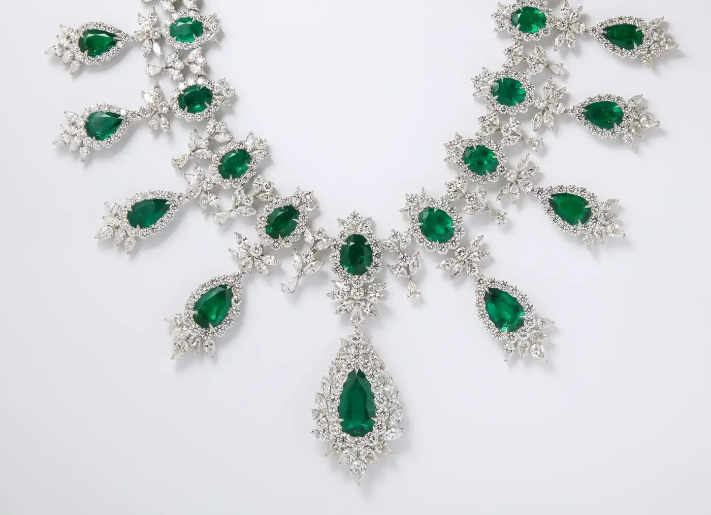 Buy-Emerald-and-Diamond-Drop-Necklace-11.webp