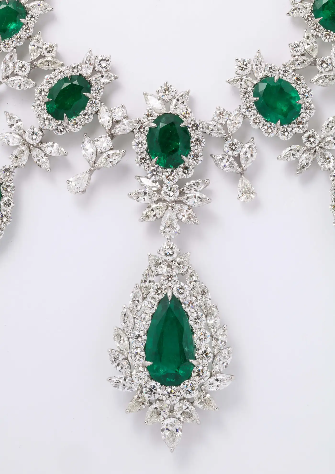 Buy-Emerald-and-Diamond-Drop-Necklace-4.webp