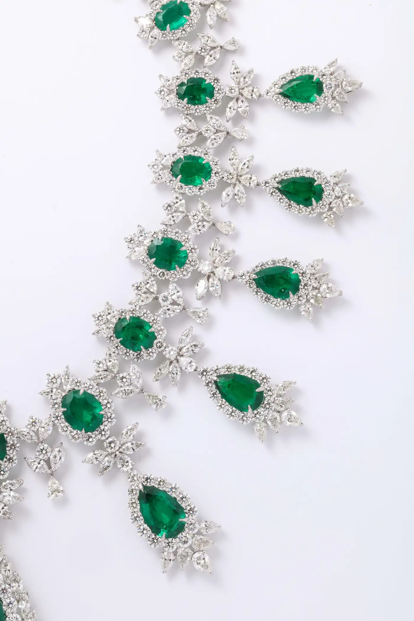 Buy-Emerald-and-Diamond-Drop-Necklace-6.webp