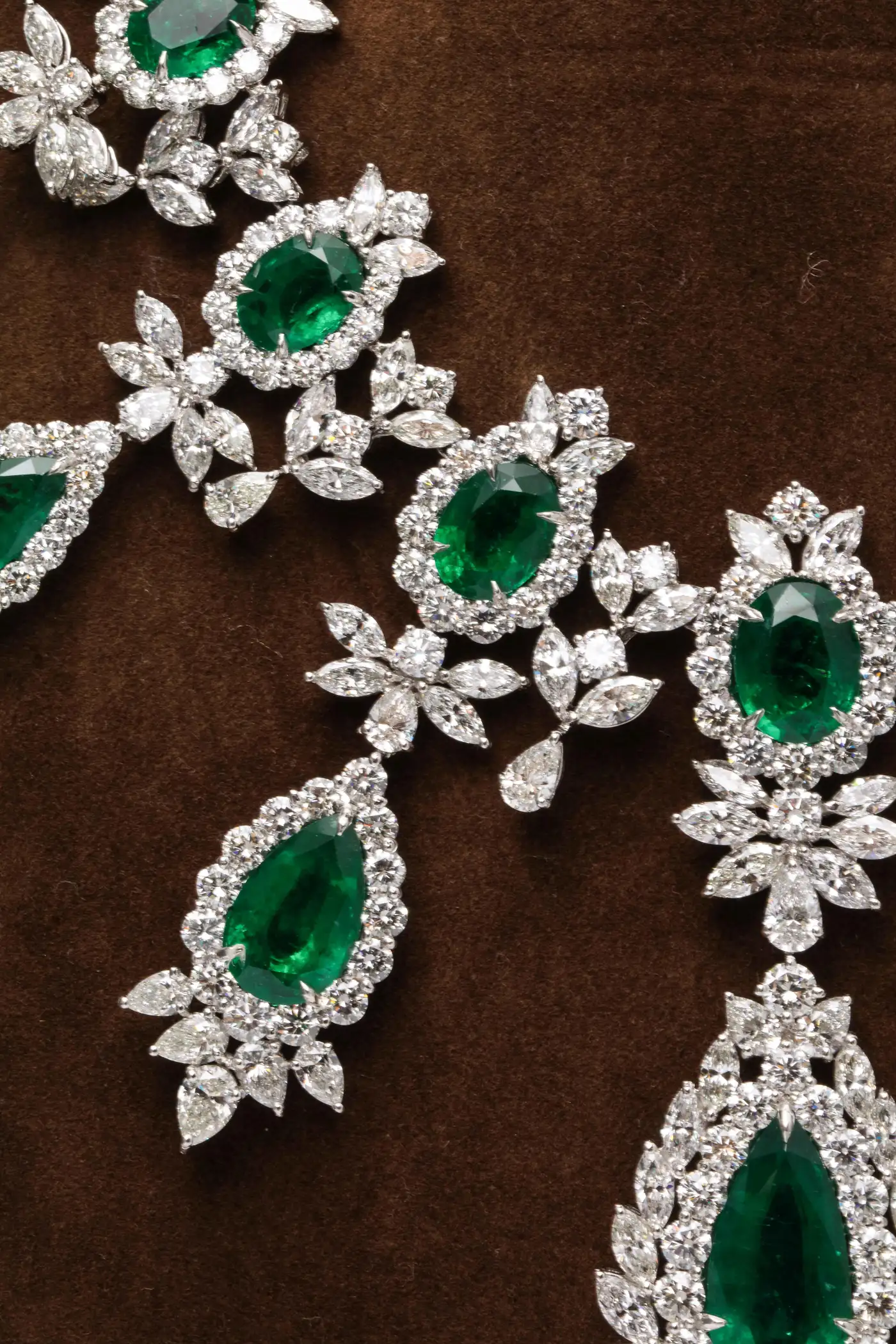 Buy-Emerald-and-Diamond-Drop-Necklace-8.webp