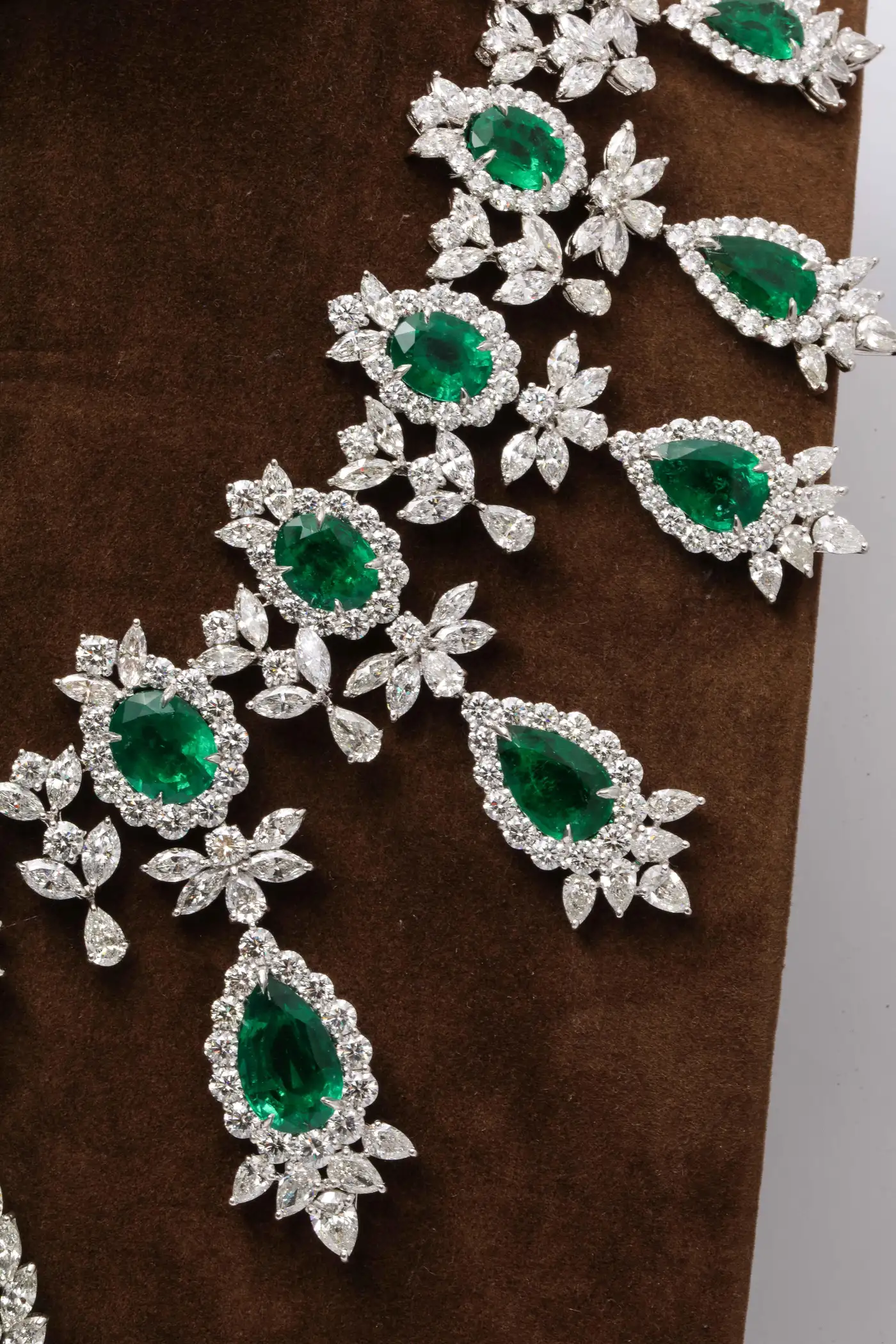 Buy-Emerald-and-Diamond-Drop-Necklace-9.webp