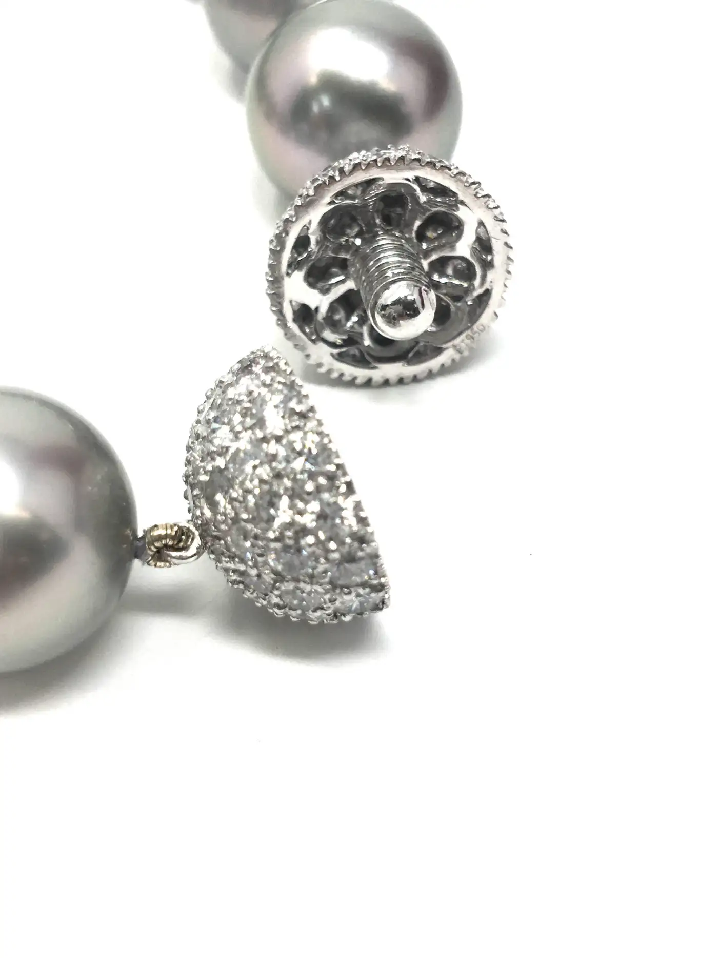 Cartier-Tahitian-Greyish-Purple-Pearl-Diamond-Clasp-Necklace-2.webp