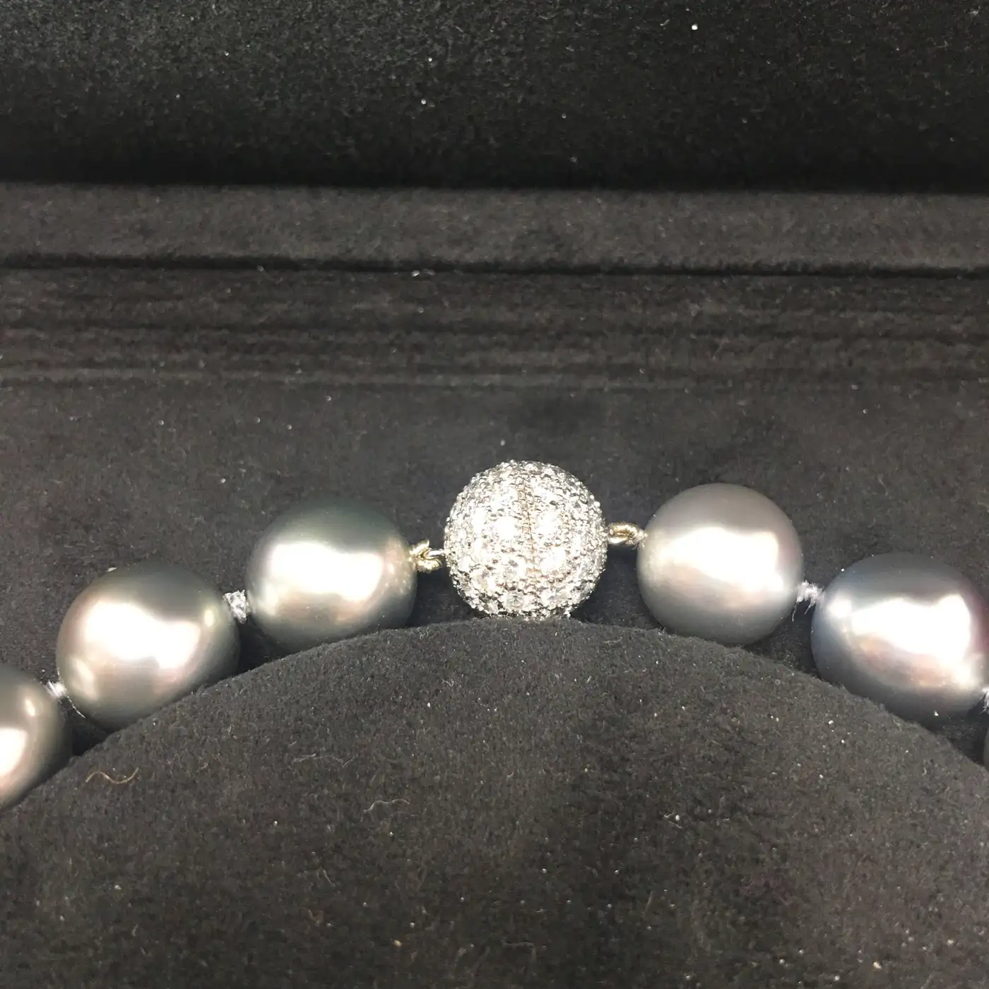 Cartier-Tahitian-Greyish-Purple-Pearl-Diamond-Clasp-Necklace-3.webp