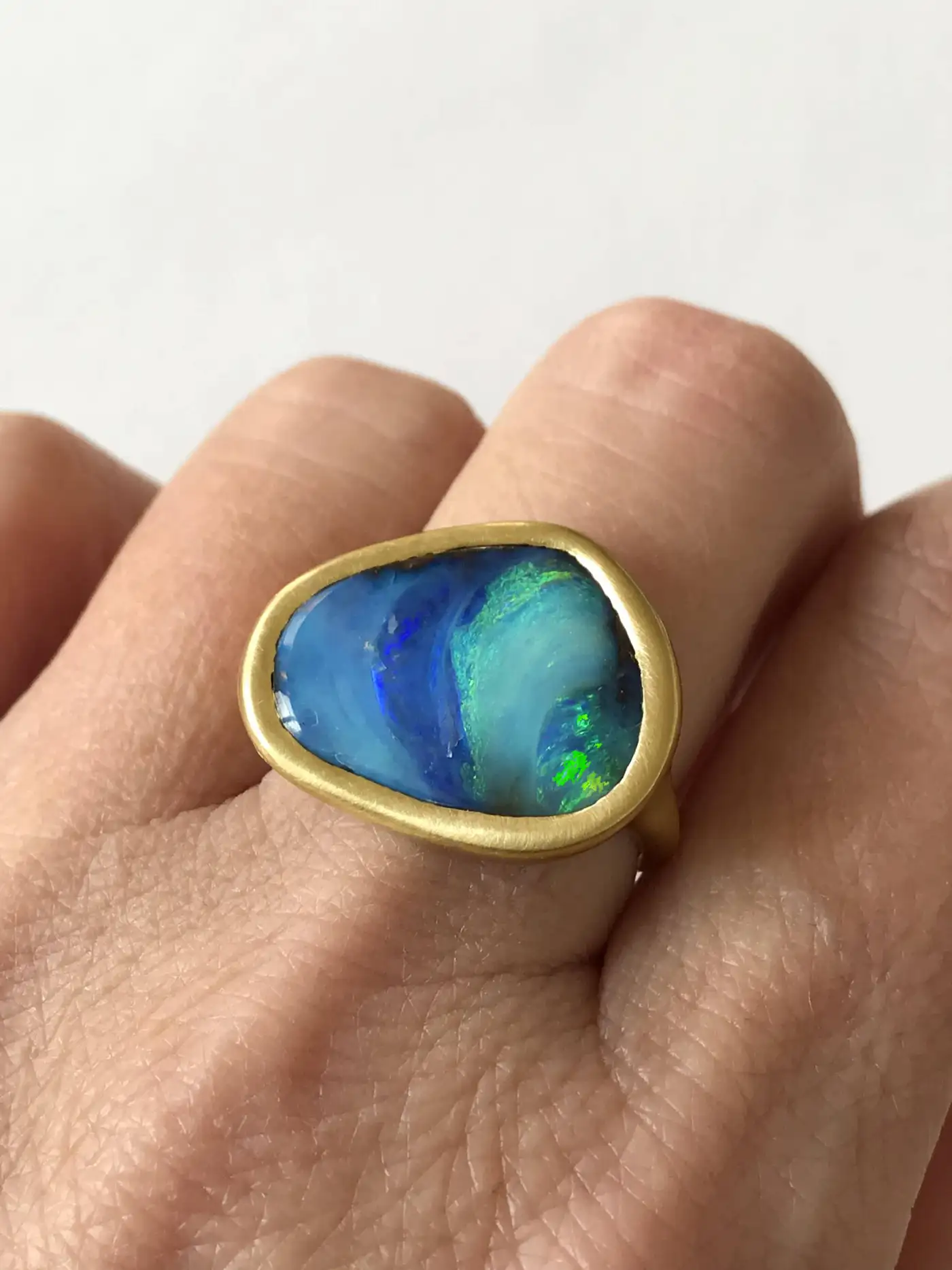 Dalben-Design-Blue-Green-Australian-Boulder-Opal-Yellow-Gold-Ring-1.webp