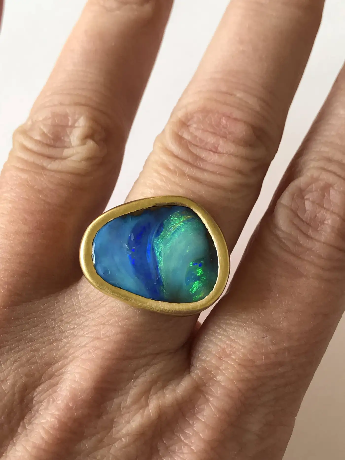 Dalben-Design-Blue-Green-Australian-Boulder-Opal-Yellow-Gold-Ring-3.webp
