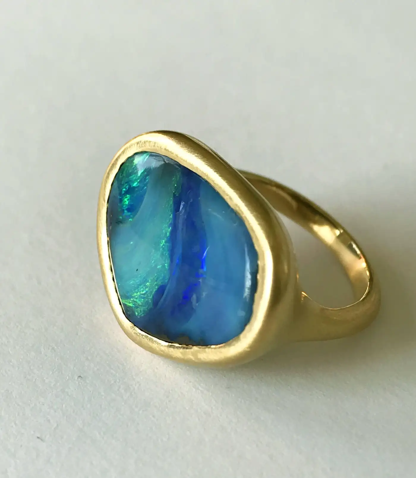 Dalben-Design-Blue-Green-Australian-Boulder-Opal-Yellow-Gold-Ring-6.webp