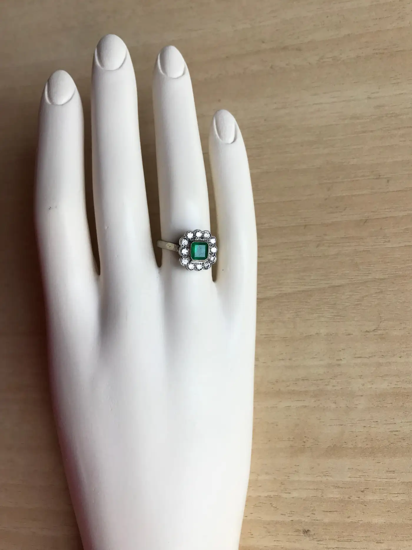 English-Emerald-and-Diamond-18k-Gold-Cluster-Ring-Mid-20th-Century-3.webp