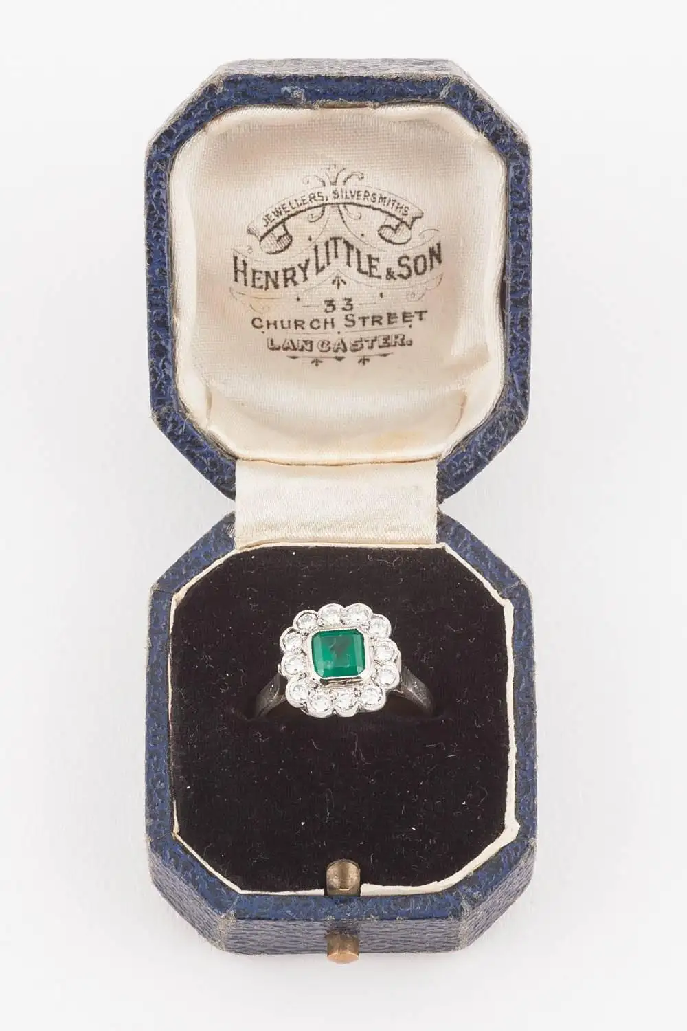 English-Emerald-and-Diamond-18k-Gold-Cluster-Ring-Mid-20th-Century-4.webp