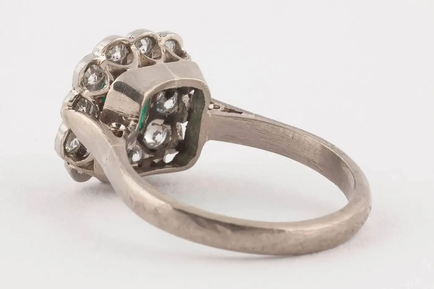 English-Emerald-and-Diamond-18k-Gold-Cluster-Ring-Mid-20th-Century-7.webp