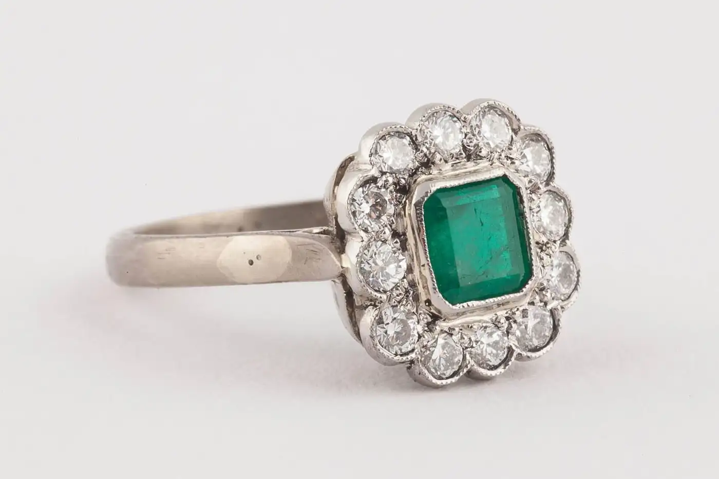 English-Emerald-and-Diamond-18k-Gold-Cluster-Ring-Mid-20th-Century-8.webp