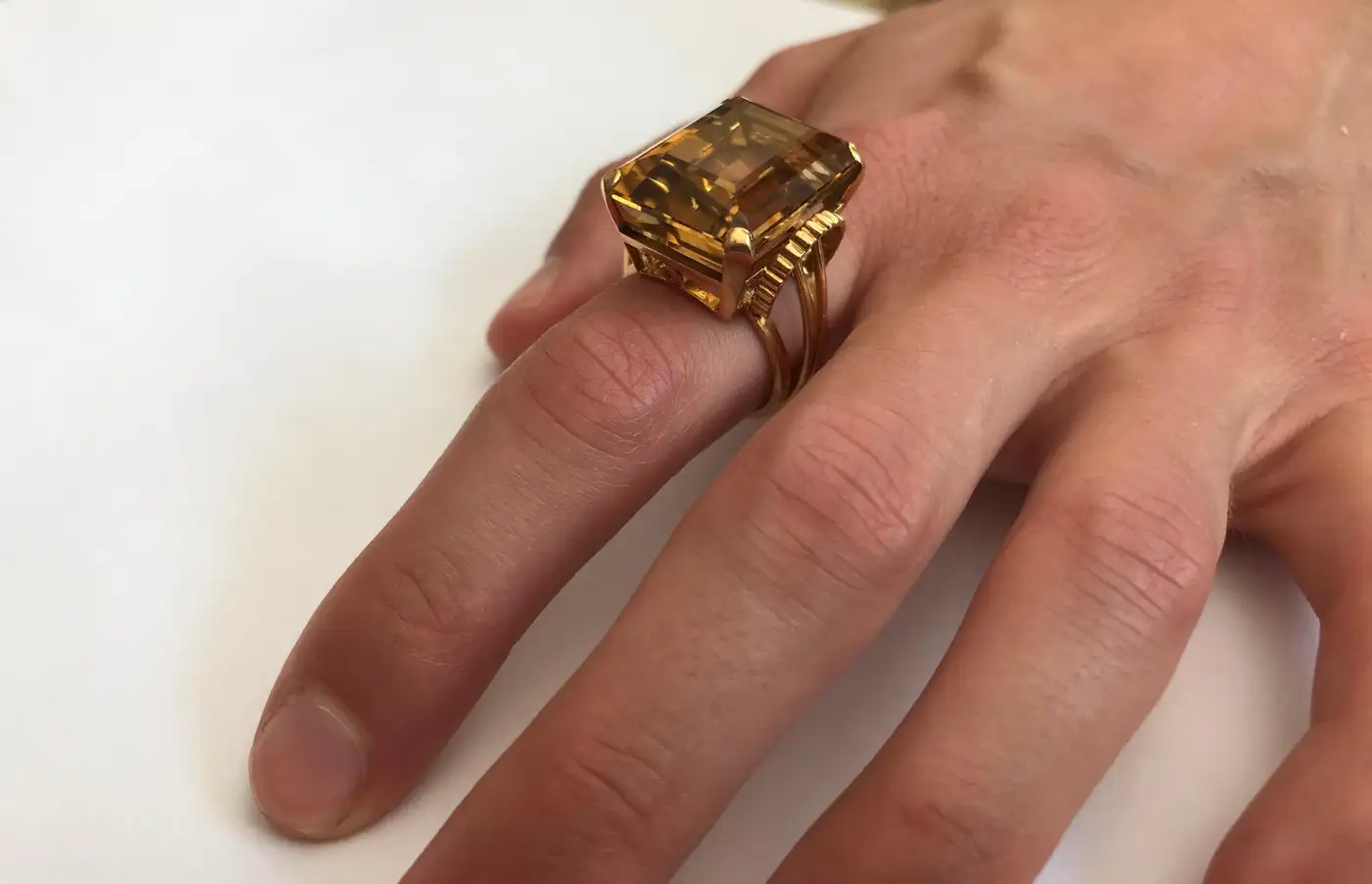 English-Retro-Citrine-18k-Gold-Cocktail-Ring-1950s-2.webp