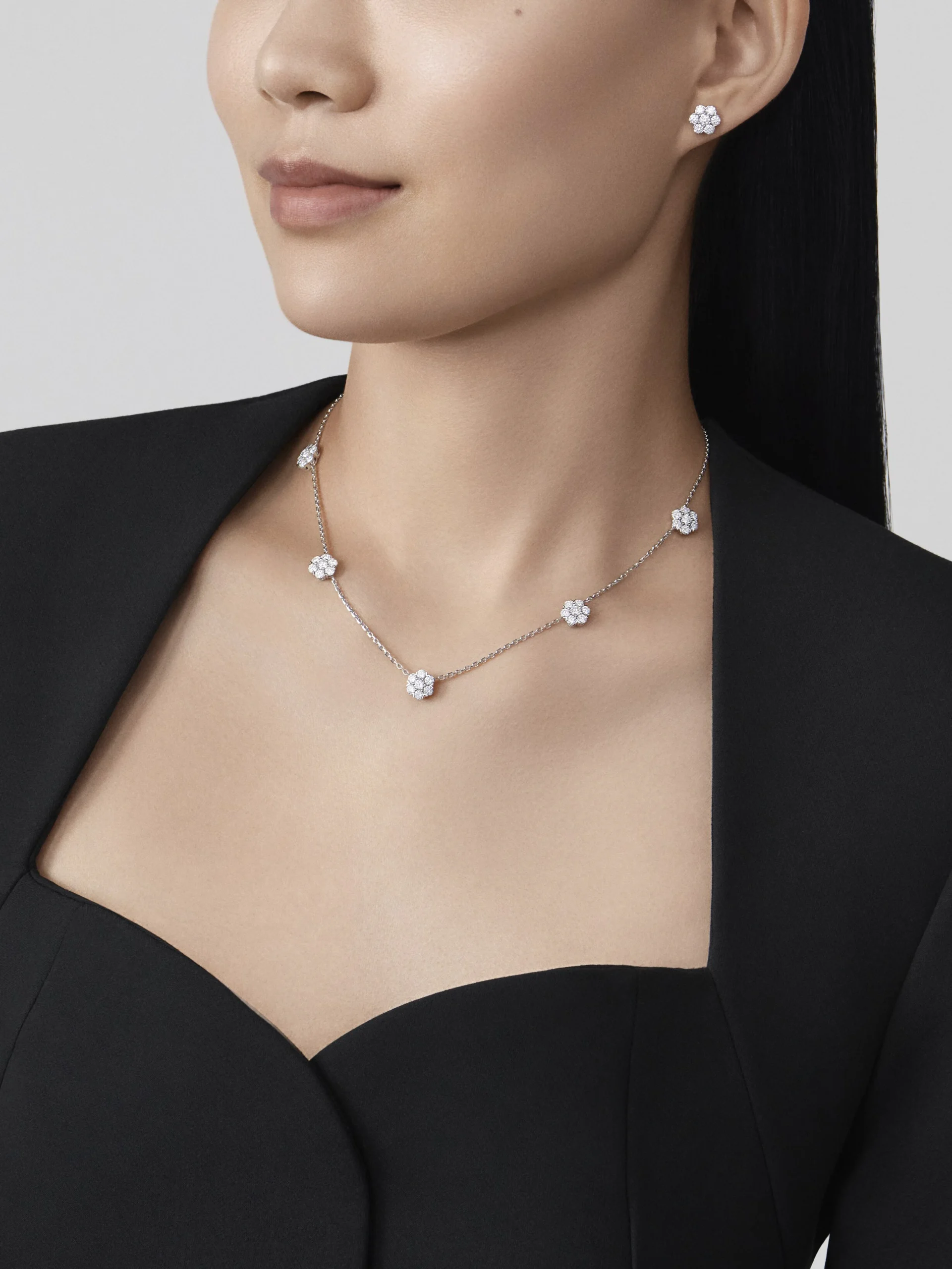 Fleurette-necklace-5-flowers-2-scaled-1.webp