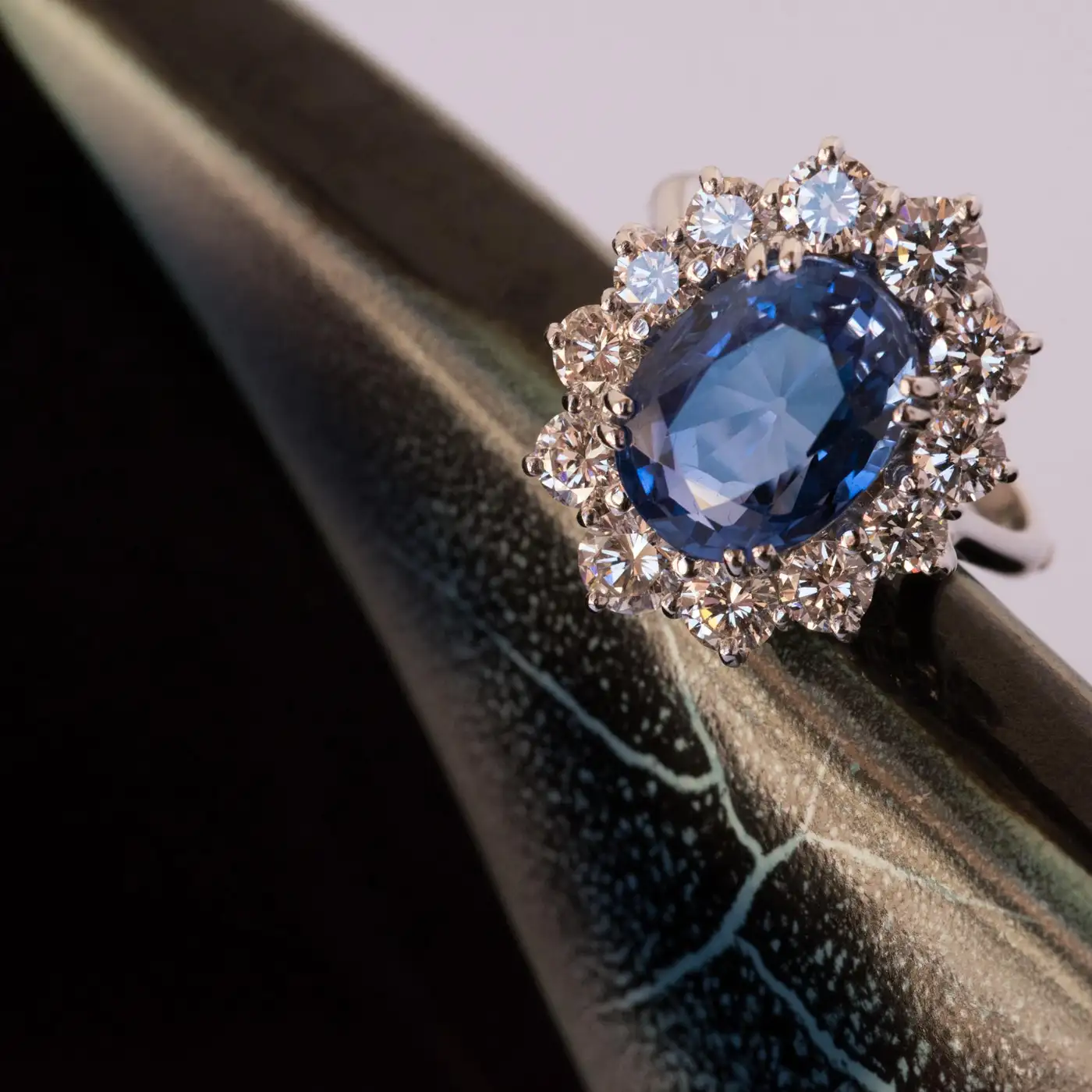 French-1960s-No-Heat-7.42-Carat-Ceylon-Sapphire-Diamond-White-Gold-Cluster-Ring-10.webp
