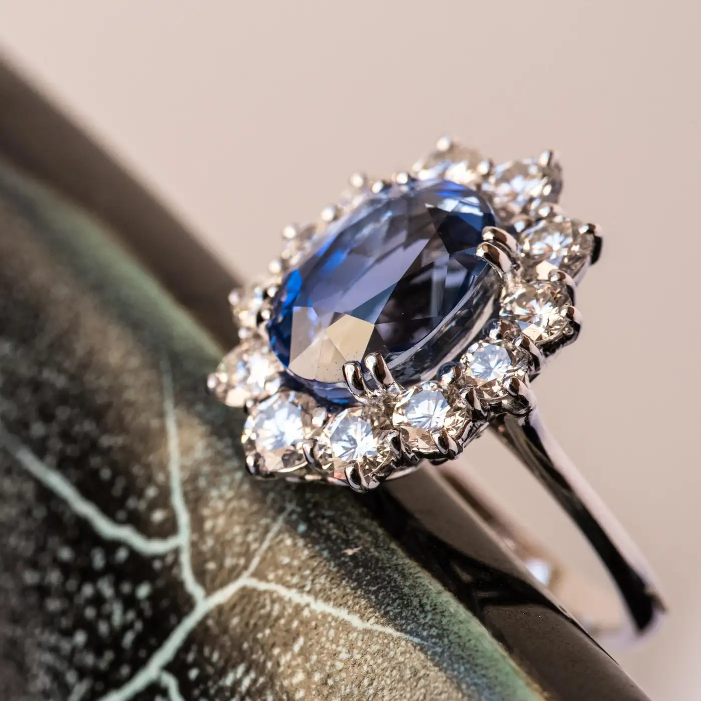 French-1960s-No-Heat-7.42-Carat-Ceylon-Sapphire-Diamond-White-Gold-Cluster-Ring-11.webp