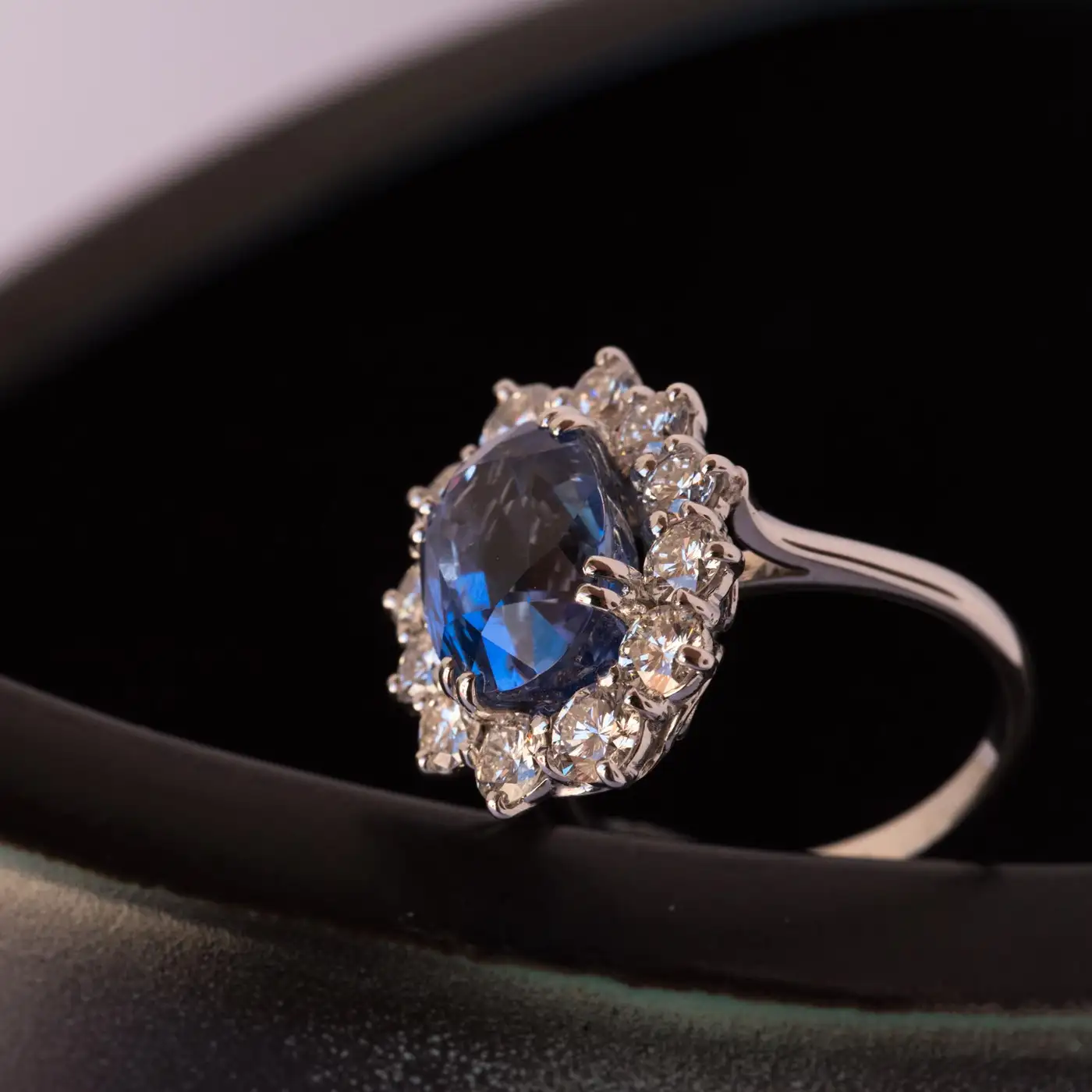 French-1960s-No-Heat-7.42-Carat-Ceylon-Sapphire-Diamond-White-Gold-Cluster-Ring-7.webp