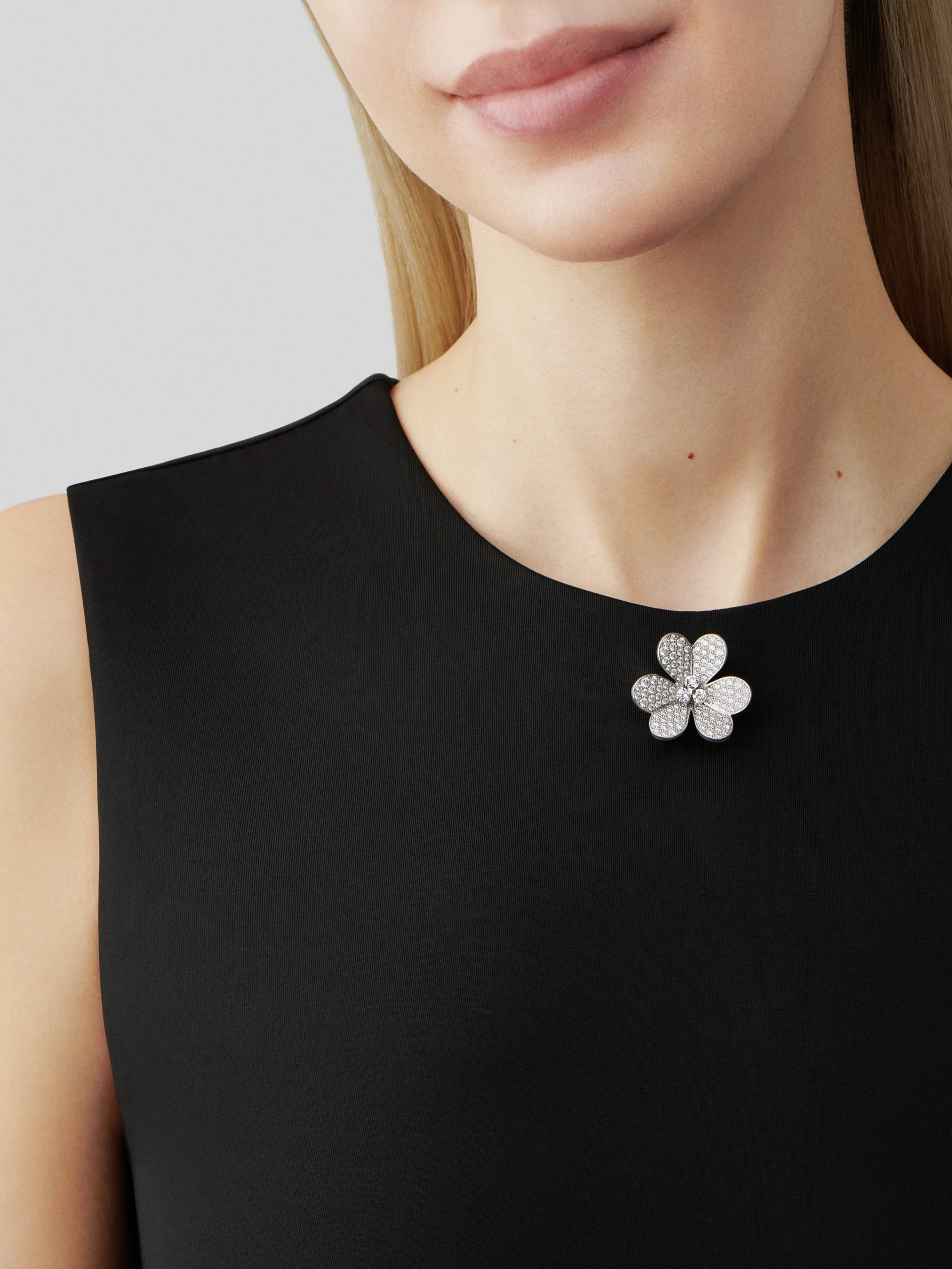 Frivole-clip-pendant-very-large-model-4-scaled-1.webp