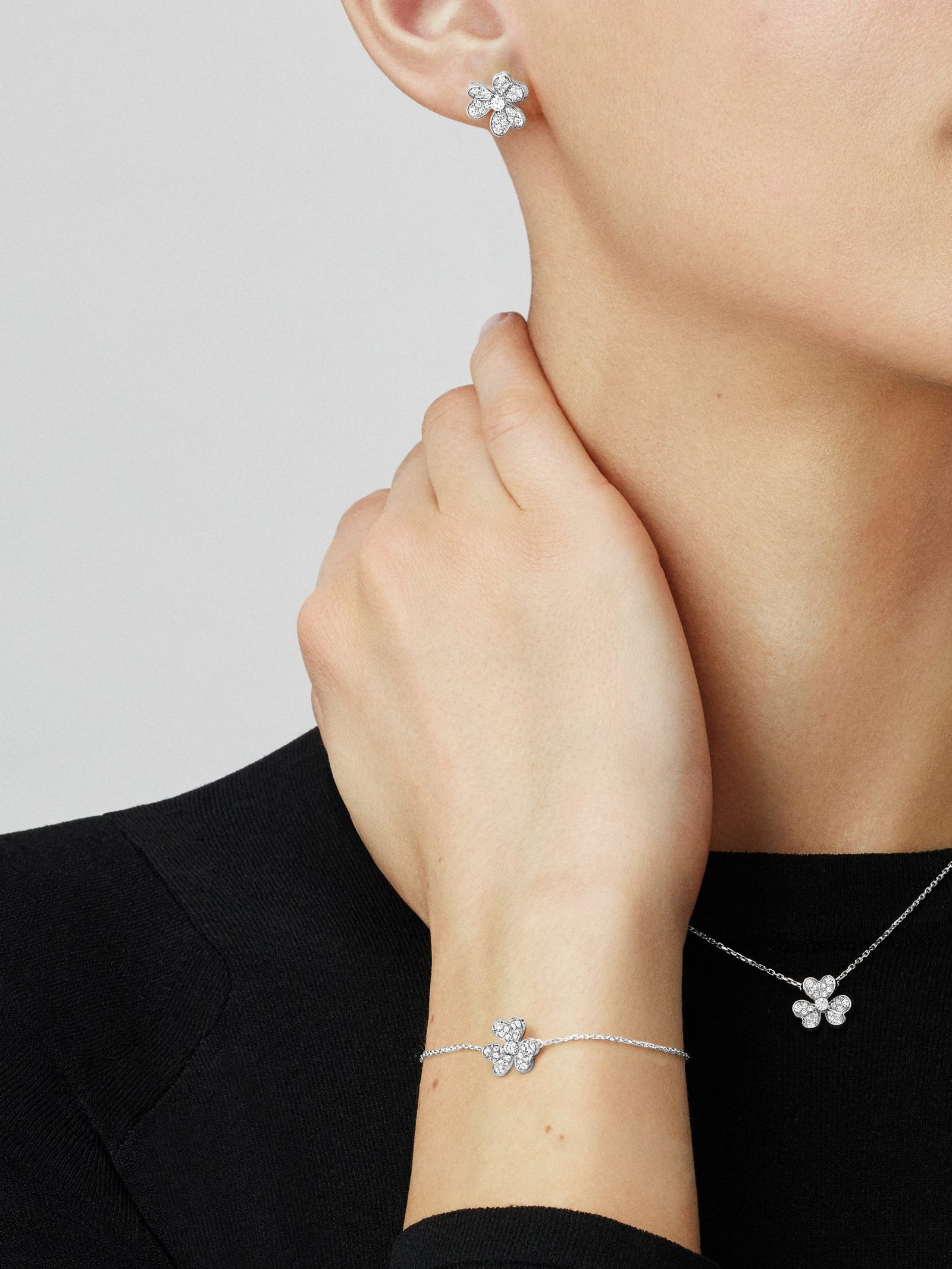 Frivole-pendant-mini-model-2.jpeg