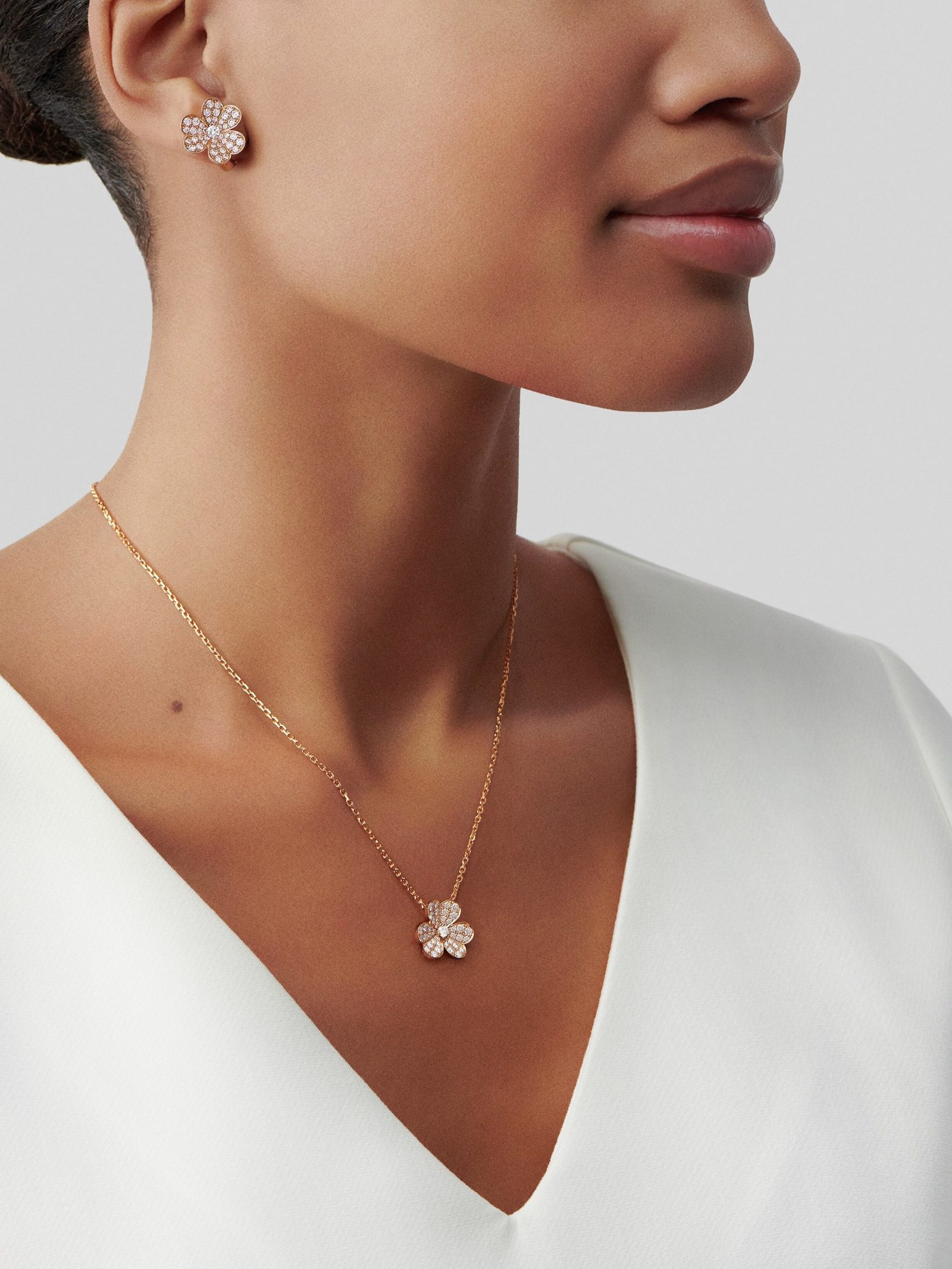 Frivole-pendant-small-model-1.jpeg