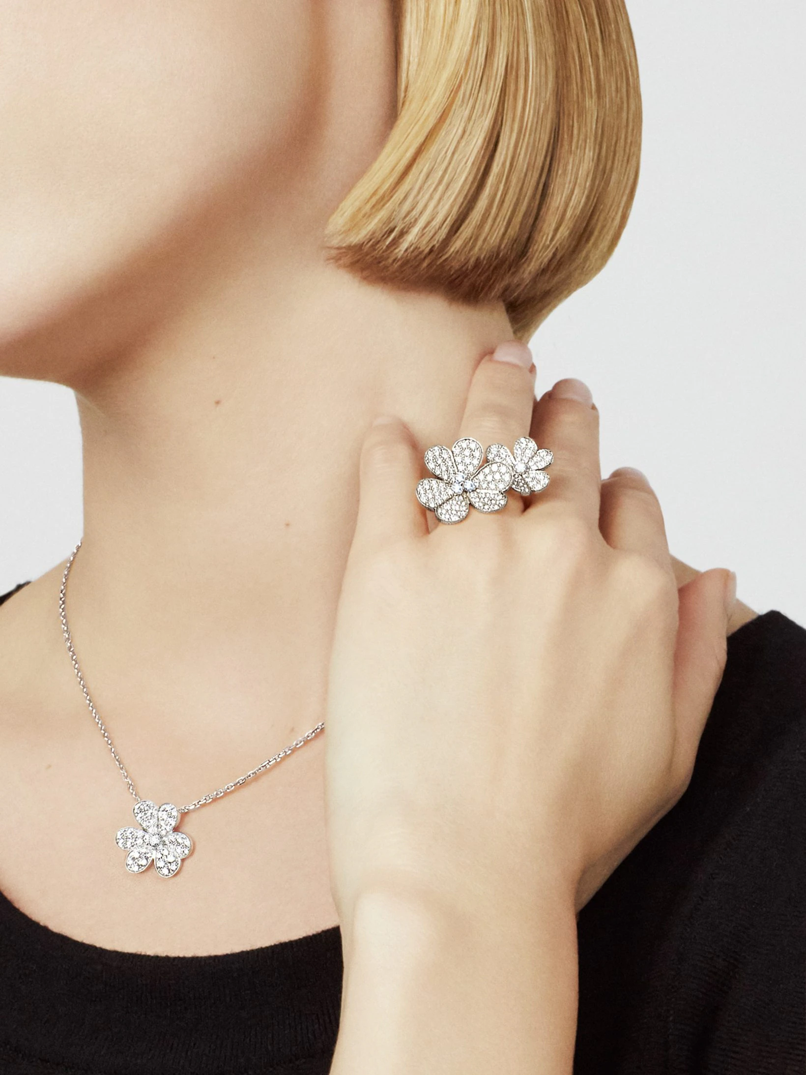 Frivole-pendant-small-model-10.webp