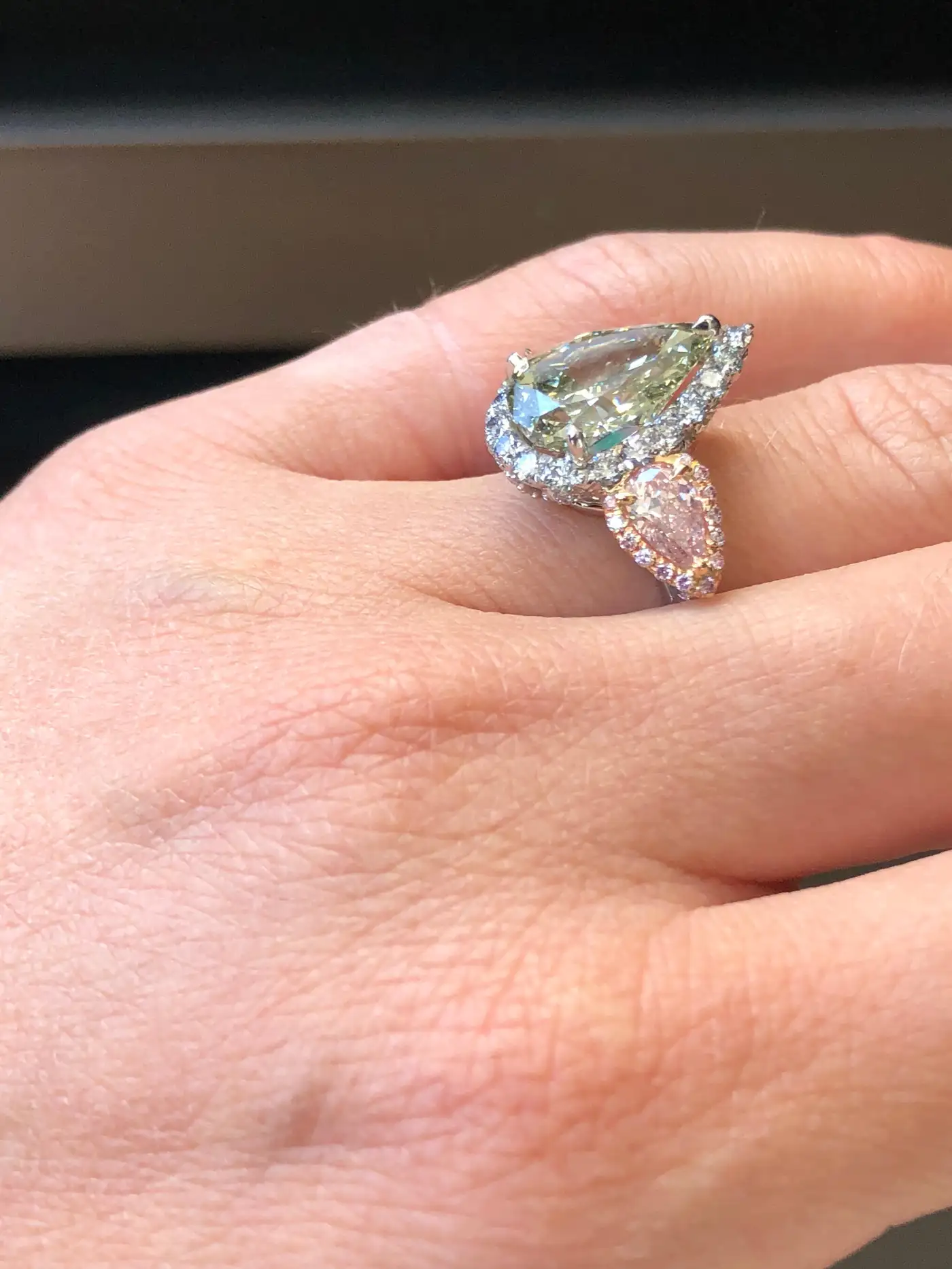 Green-Diamond-Ring-5.16-Carat-Pear-Shape-GIA-Certified-7.webp