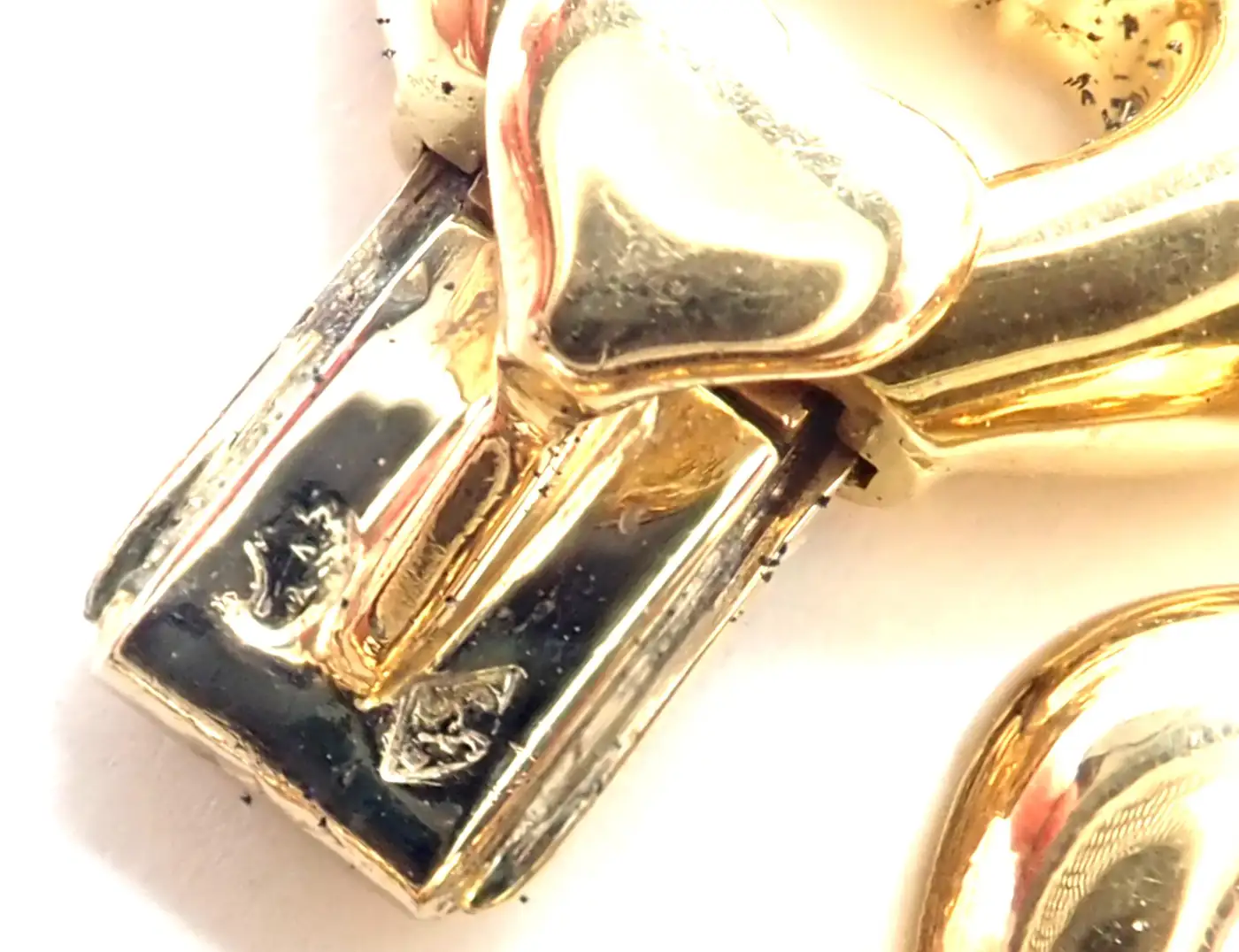 Heart-Link-Choker-Yellow-Gold-Necklace-Van-Cleef-Arpels-3.webp