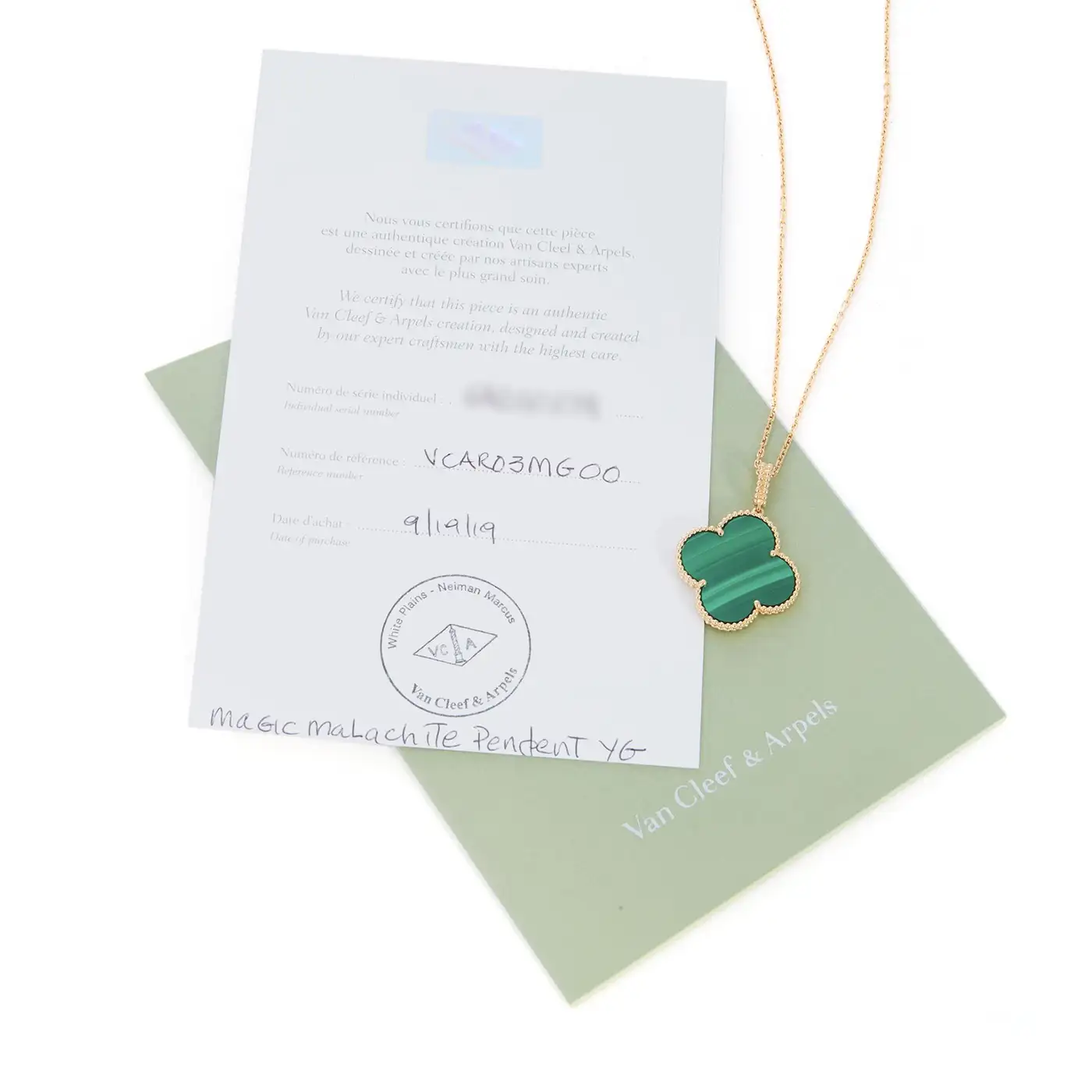 Magic-Alhambra-Yellow-Gold-and-Malachite-Pendant-3.webp