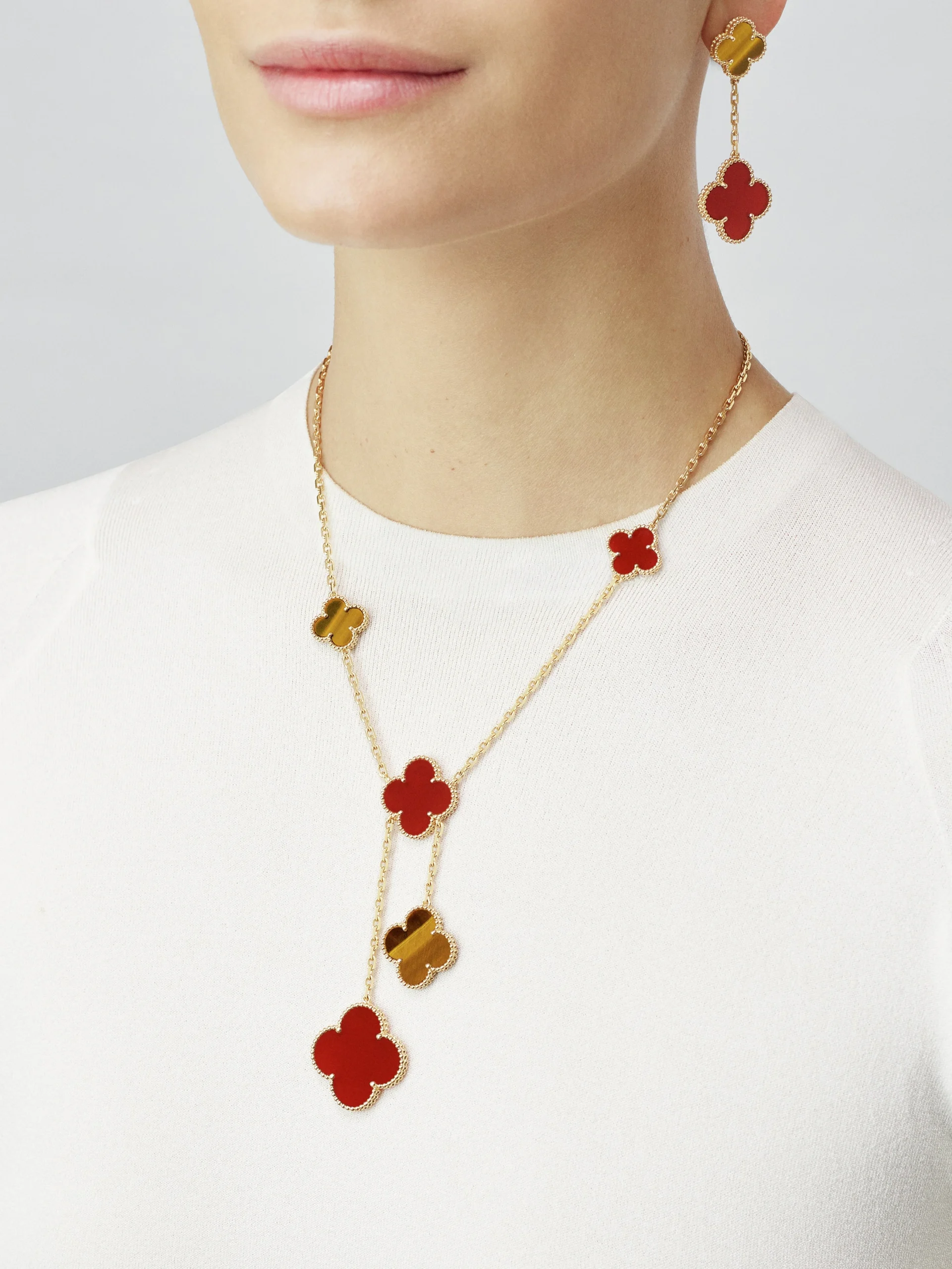 Magic-Alhambra-necklace-6-motifs-3-scaled-1.webp