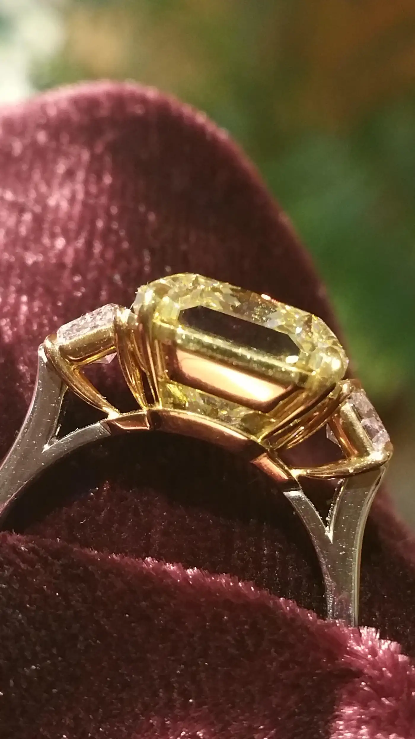 Scarselli-GIA-7-Carat-Yellow-Radiant-and-Pink-Cushion-Diamond-Ring-in-Platinum-4.webp