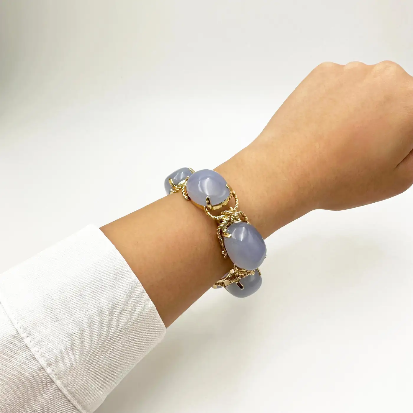 Verdura-Pebble-Chalcedony-Bracelet-2.webp