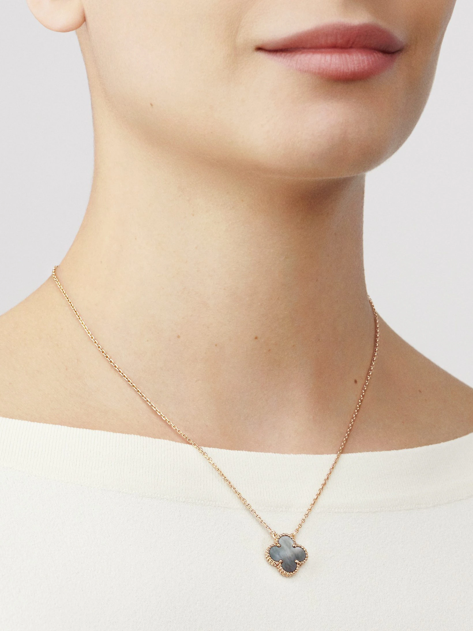 Vintage-Alhambra-pendant-11.webp